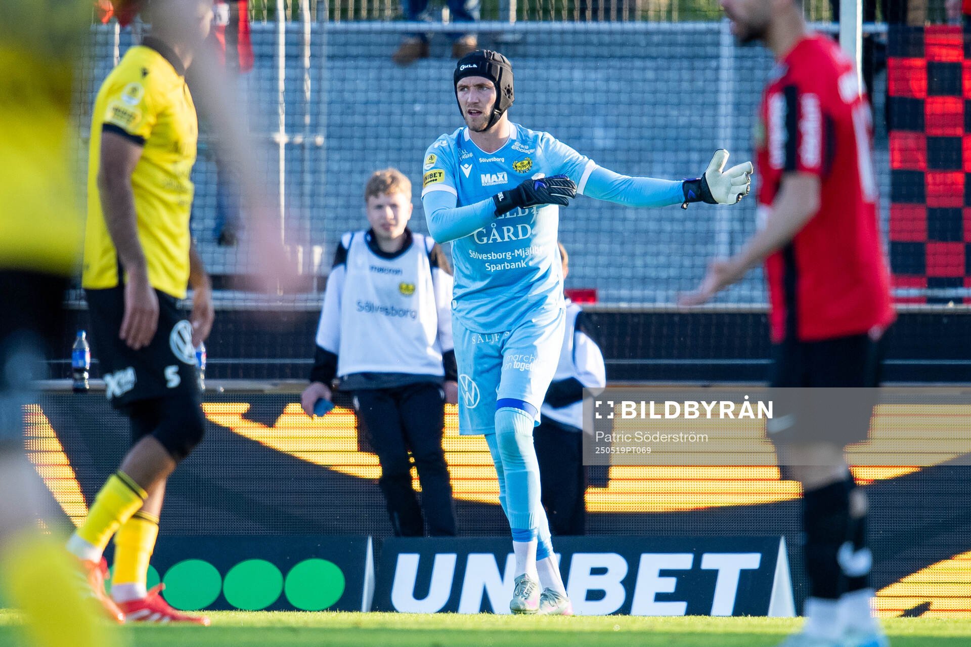 Mjällbys målvakt Noel Törnqvist under fotbollsmatchen i Allsvenskan mellan Mjällby och Brommapojkarna den 19 maj 2025 i Hällevik.