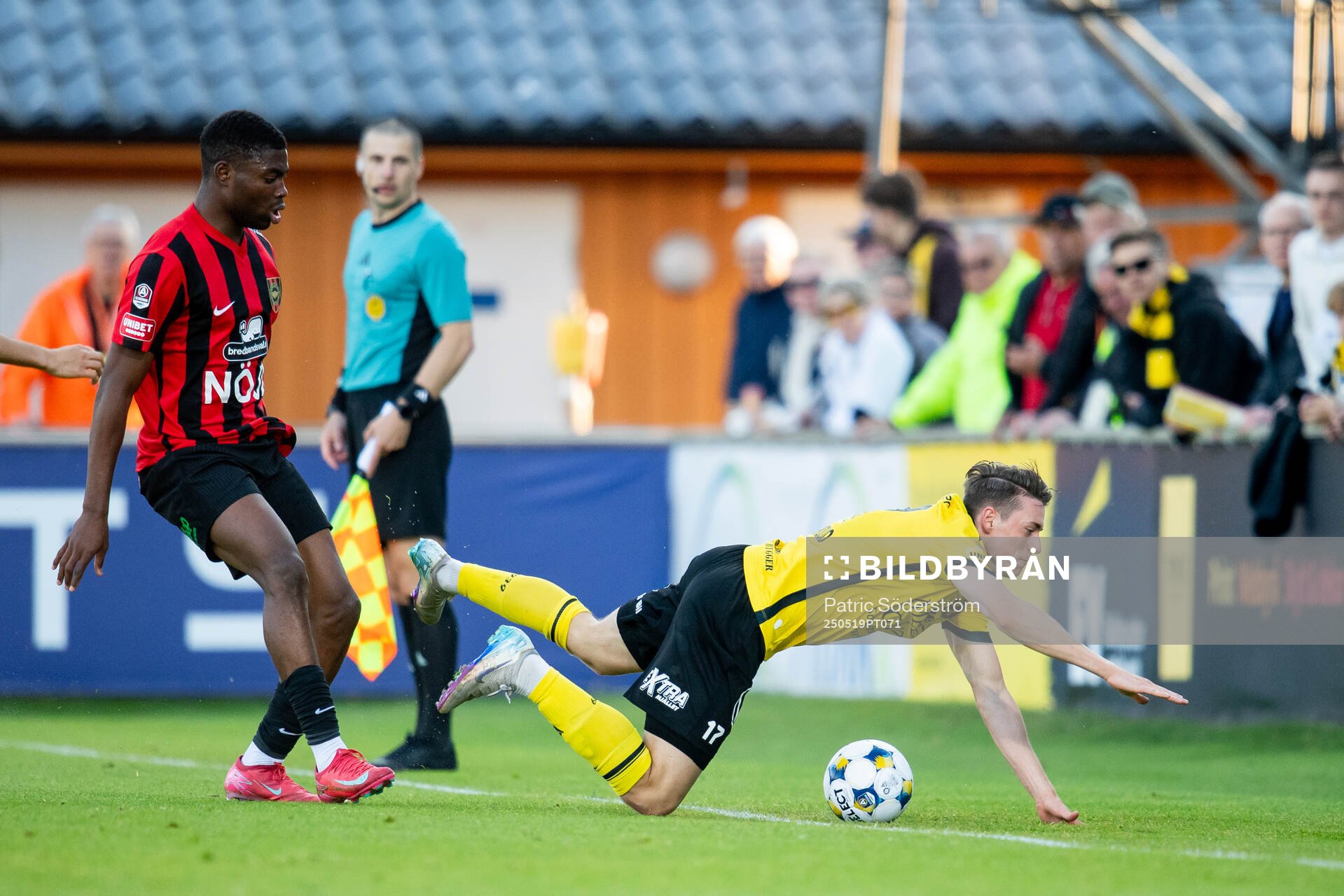 Brommapojkarnas Ezekiel Alladoh och Mjällbys Elliot Stroud under fotbollsmatchen i Allsvenskan mellan Mjällby och Brommapojkarna den 19 maj 2025 i Hällevik.