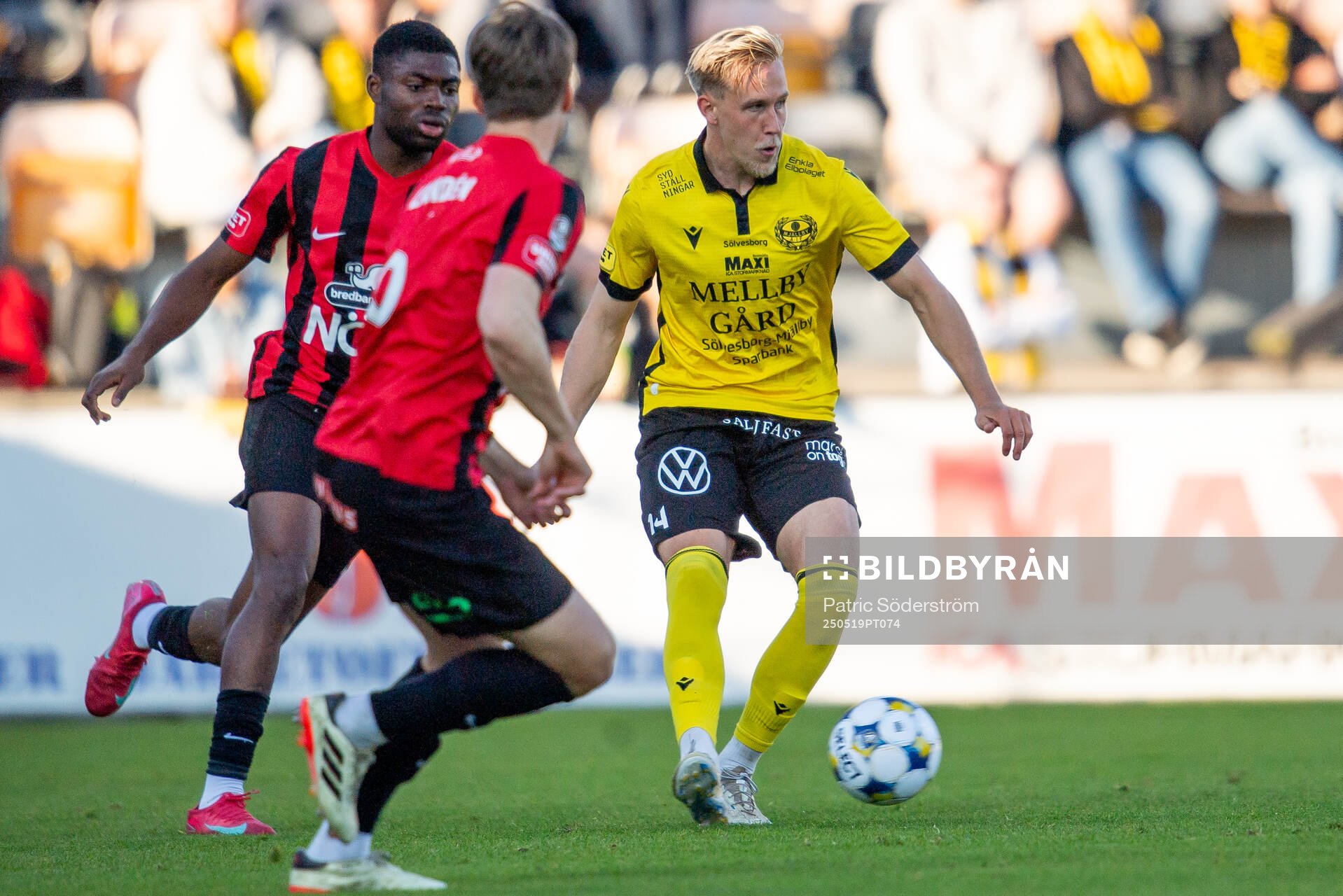 Mjällbys Herman Johansson under fotbollsmatchen i Allsvenskan mellan Mjällby och Brommapojkarna den 19 maj 2025 i Hällevik. 