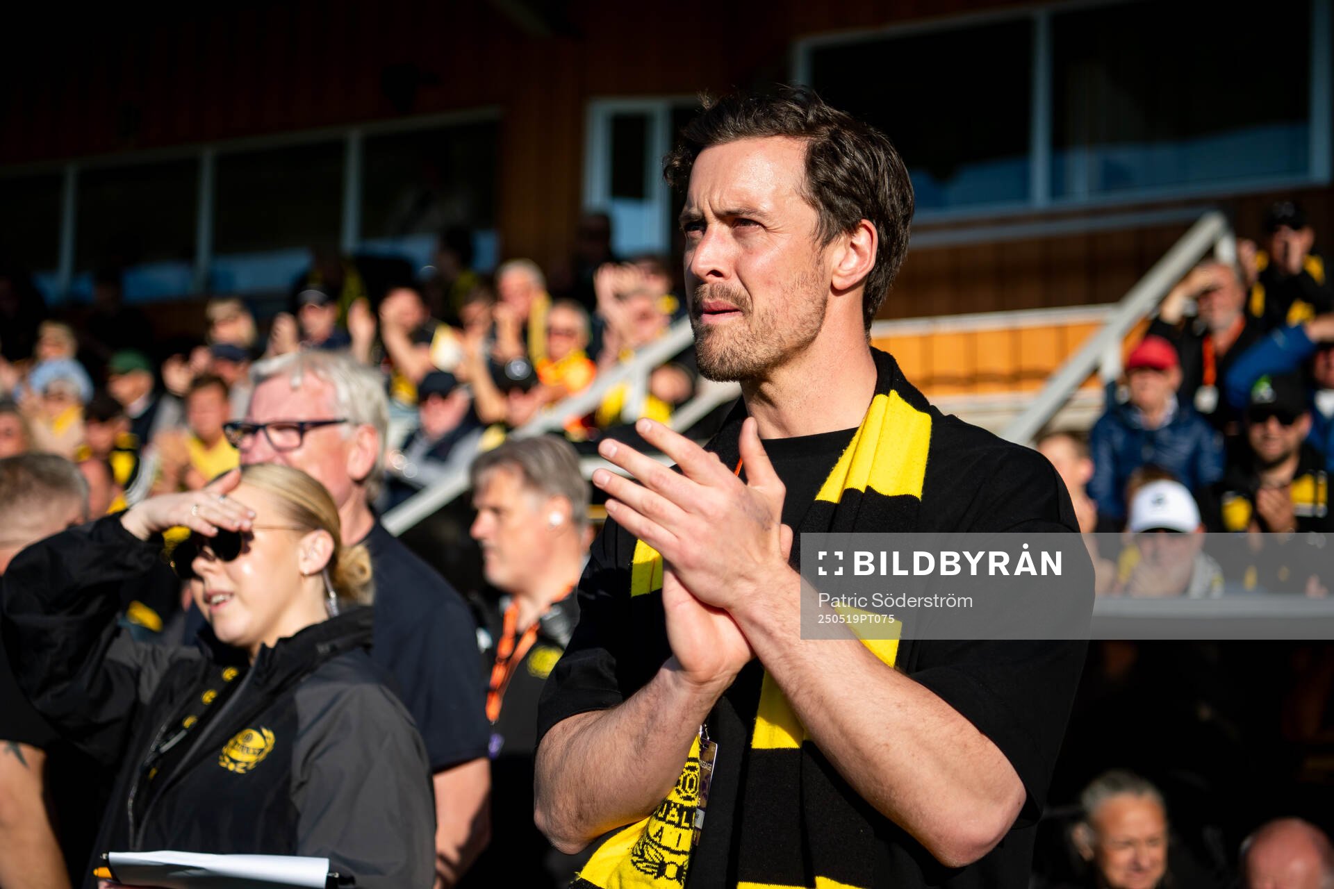 Mjällbys klubbchef Jacob Lennartsson under fotbollsmatchen i Allsvenskan mellan Mjällby och Brommapojkarna den 19 maj 2025 i Hällevik.
