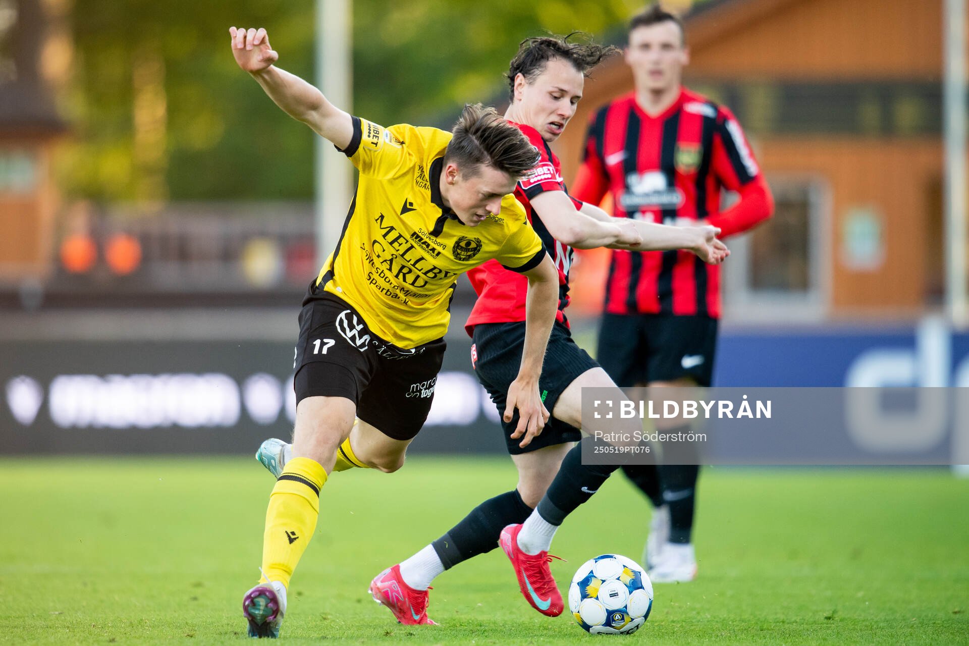 Mjällbys Elliot Stroud och Brommapojkarnas Alex Timossi