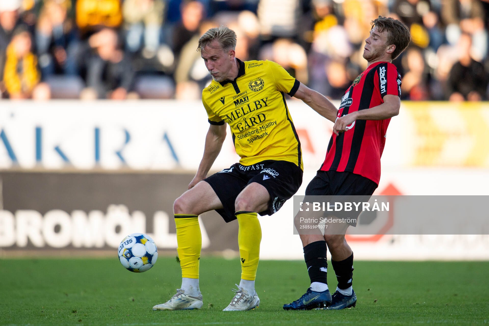 Mjällbys Herman Johansson och Brommapojkarnas Oliver Zandén under fotbollsmatchen i Allsvenskan mellan Mjällby och Brommapojkarna den 19 maj 2025 i Hällevik.