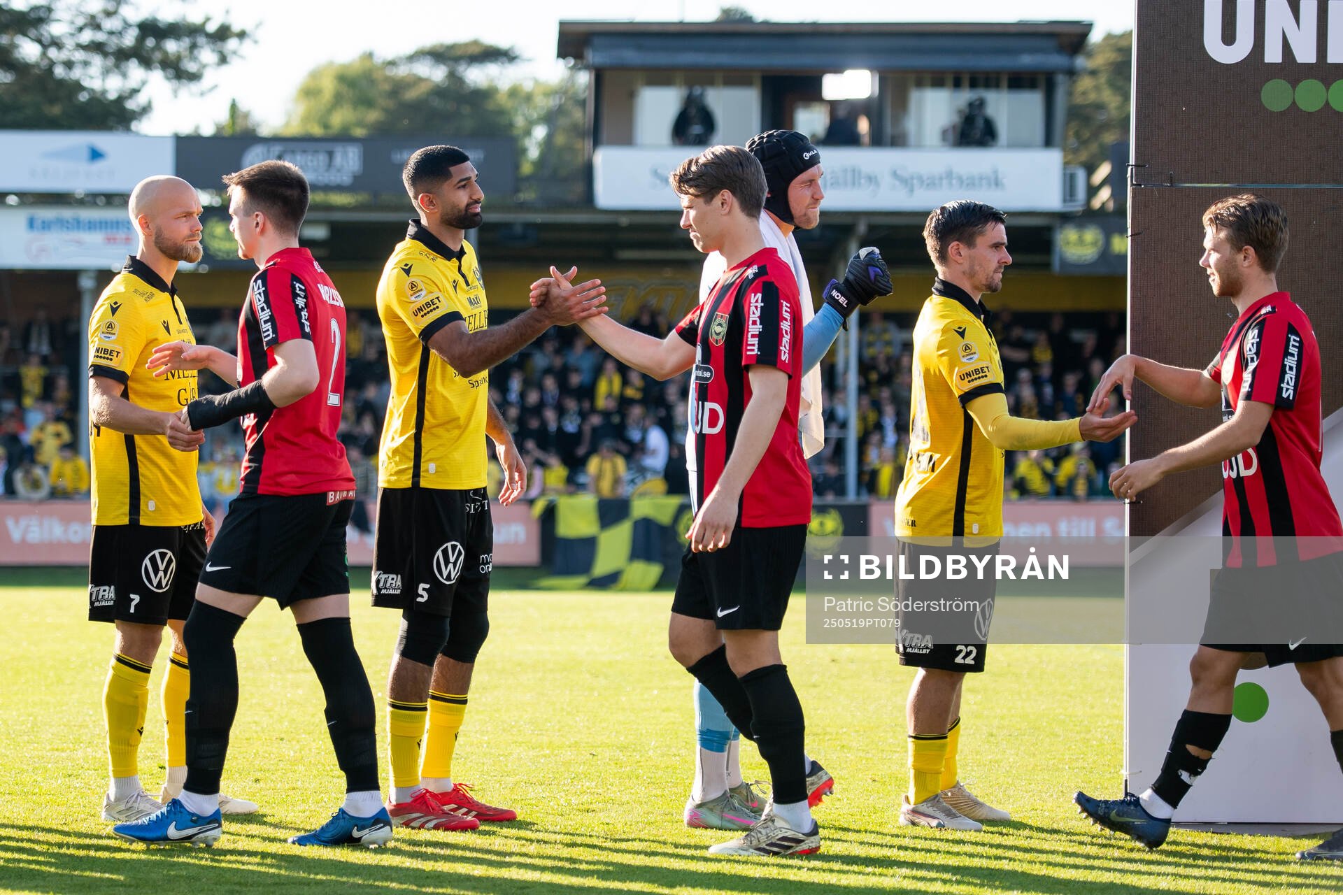 Mjällbys spelare och Brommapojkarnas spelare hälsar under fotbollsmatchen i Allsvenskan mellan Mjällby och Brommapojkarna den 19 maj 2025 i Hällevik.