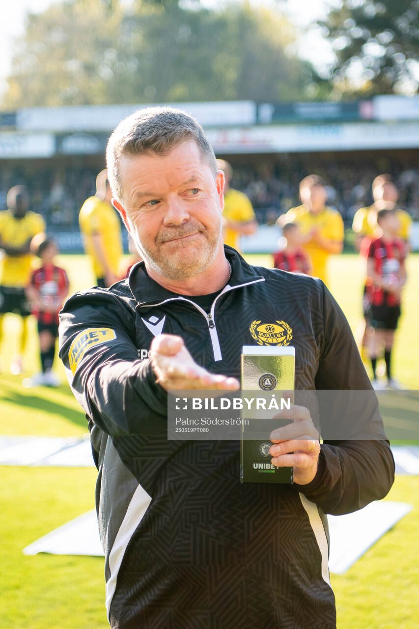 Mjällbys tränare Anders Torstensson får pris som månadens tränare i april av Svensk Elitfotbolls Ola Rydén inför fotbollsmatchen i Allsvenskan mellan Mjällby och Brommapojkarna den 19 maj 2025 i Hällevik.