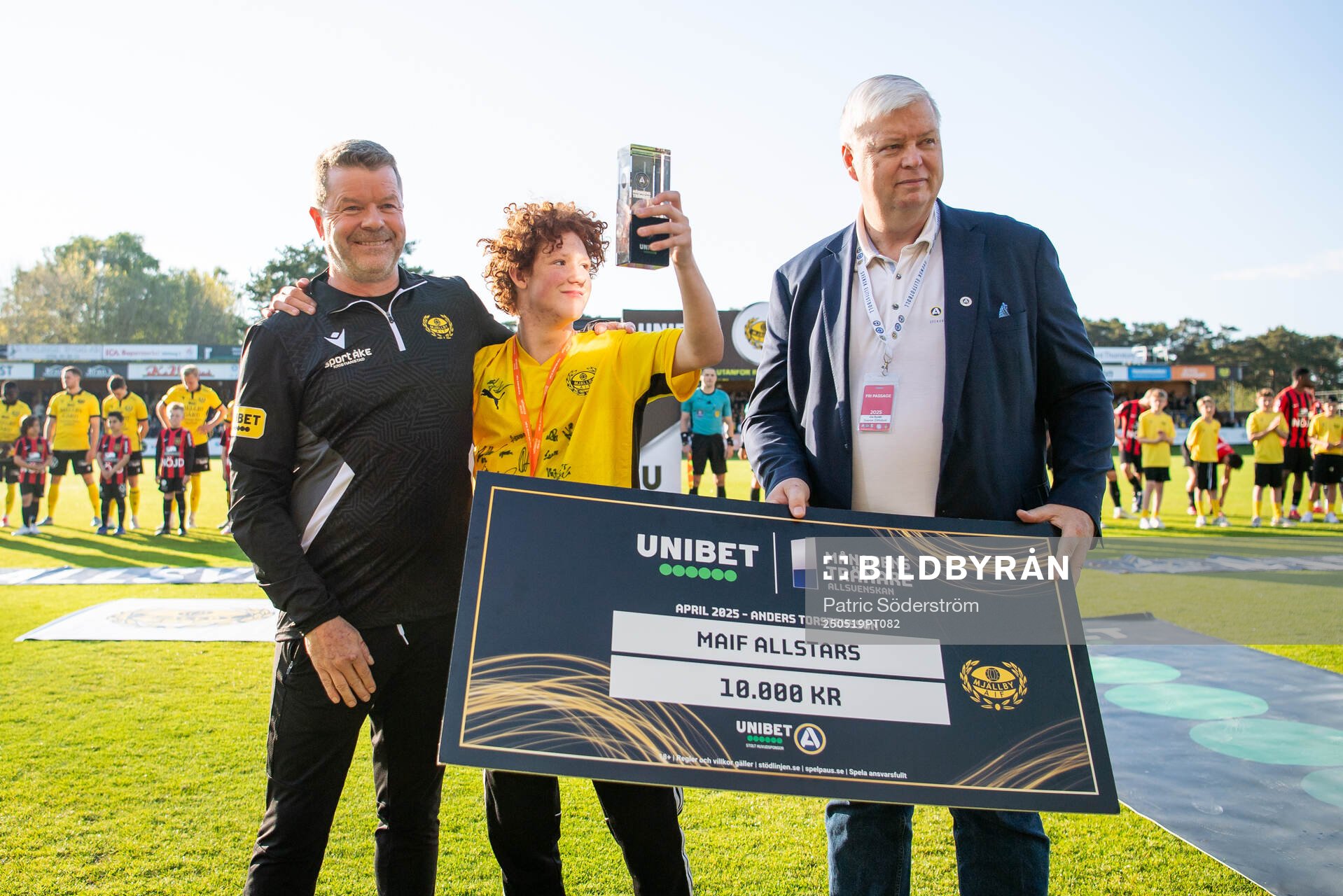 Mjällbys tränare Anders Torstensson får pris som månadens tränare i april av Svensk Elitfotbolls Ola Rydén inför fotbollsmatchen i Allsvenskan mellan Mjällby och Brommapojkarna den 19 maj 2025 i Hällevik.