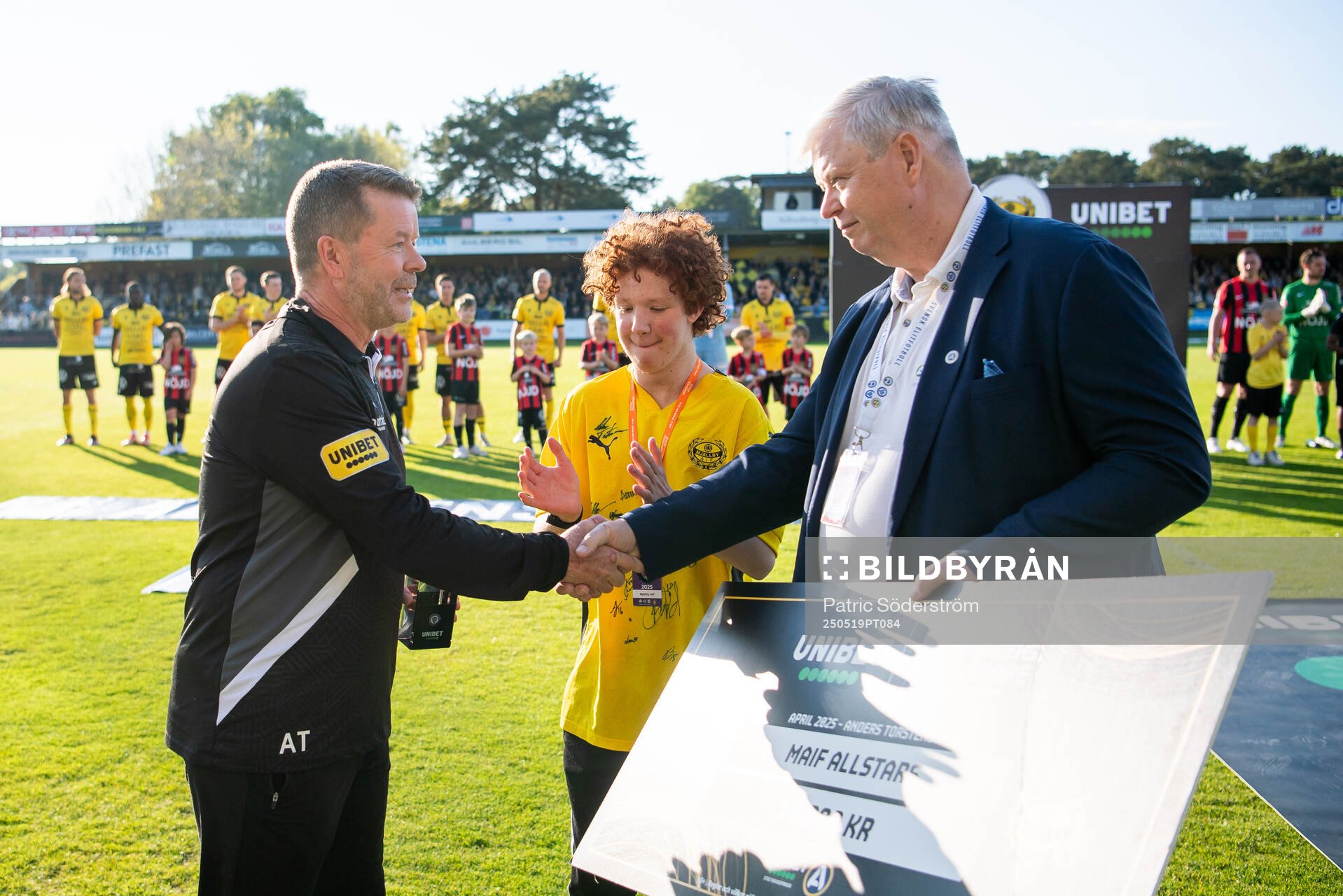 Mjällbys tränare Anders Torstensson får pris som månadens tränare i april av Svensk Elitfotbolls Ola Rydén inför fotbollsmatchen i Allsvenskan mellan Mjällby och Brommapojkarna den 19 maj 2025 i Hällevik.