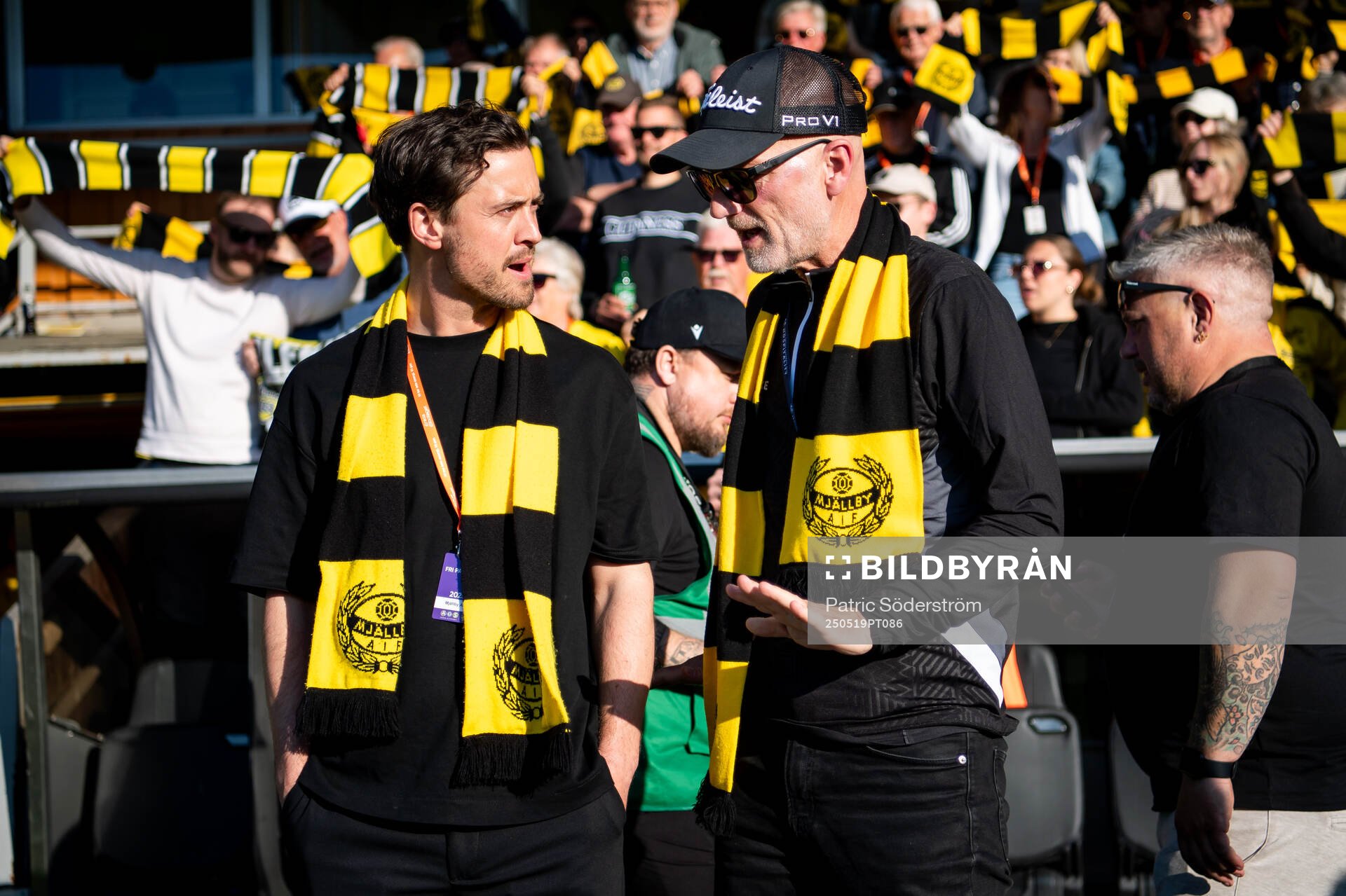 Mjällbys klubbchef Jacob Lennartsson och ordförande Magnus Emeus under fotbollsmatchen i Allsvenskan mellan Mjällby och Brommapojkarna den 19 maj 2025 i Hällevik.