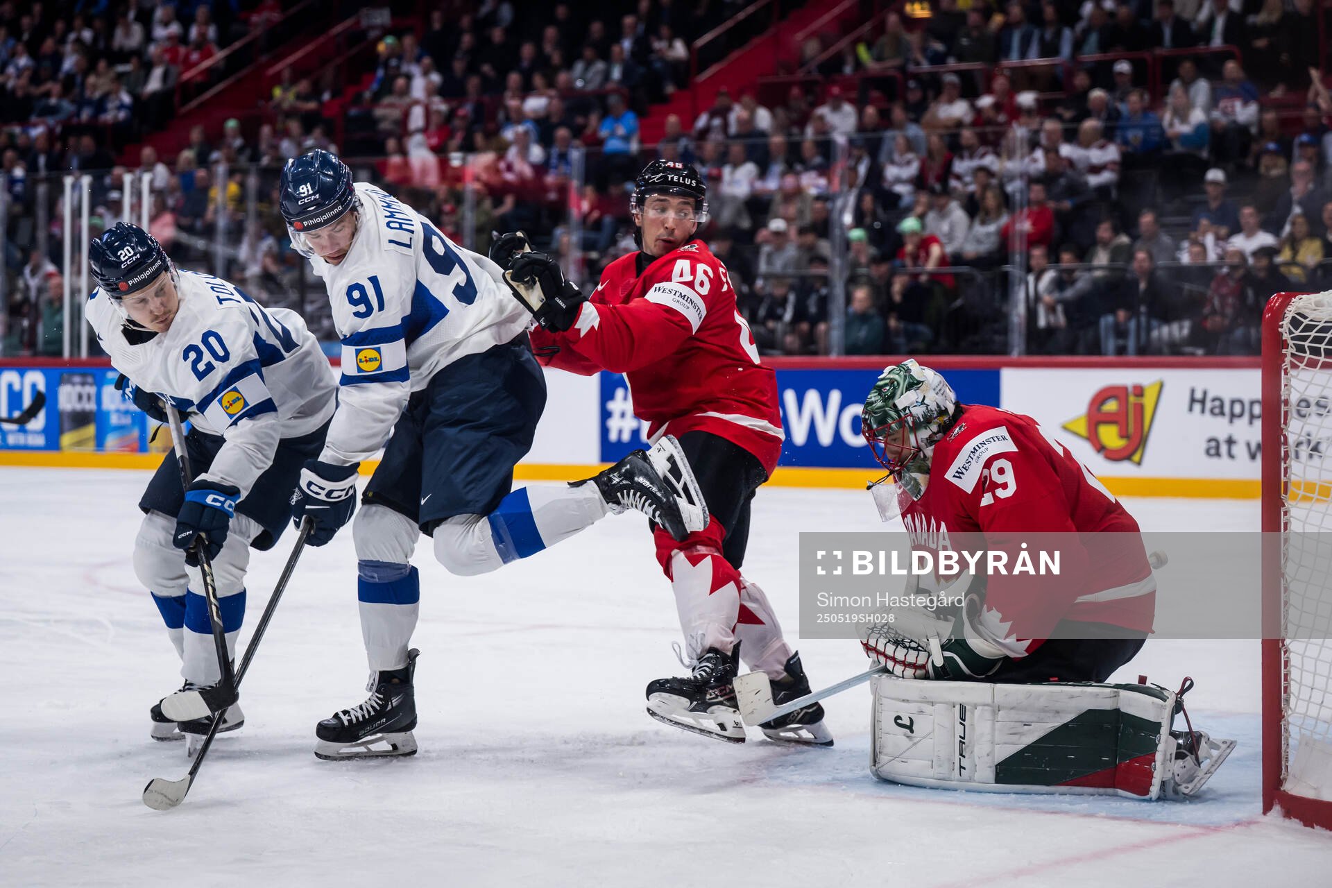 Eeli Tolvanen and Juho Lammikko of Finland with goaltender