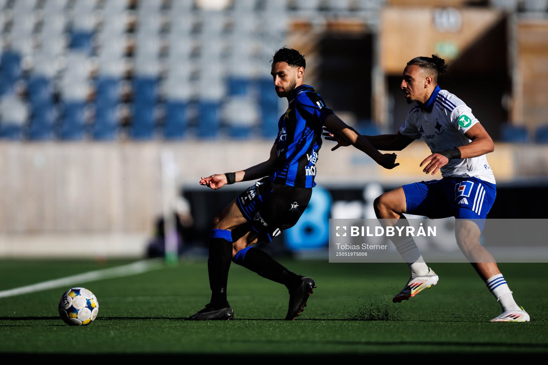 Sirius Joakim Persson och IFK Norrköpings Moutaz Neffati under fotbollsmatchen i Allsvenskan mellan Sirius och IFK Norrköping den 19 maj 2025 i Uppsala.