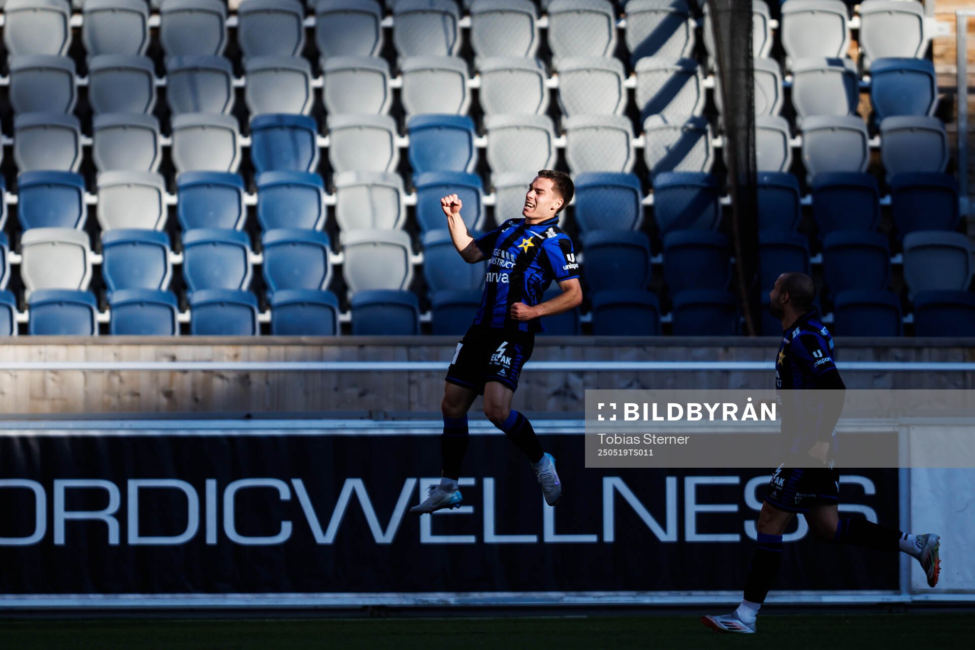 Sirius Leo Walta jublar efter att han gjort 1-1 under fotbollsmatchen i Allsvenskan mellan Sirius och IFK Norrköping den 19 maj 2025 i Uppsala.