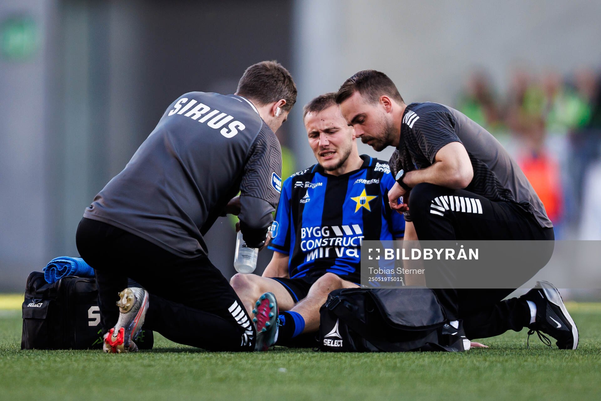 Sirius Melker Heier får vård under fotbollsmatchen i Allsvenskan mellan Sirius och IFK Norrköping den 19 maj 2025 i Uppsala. 