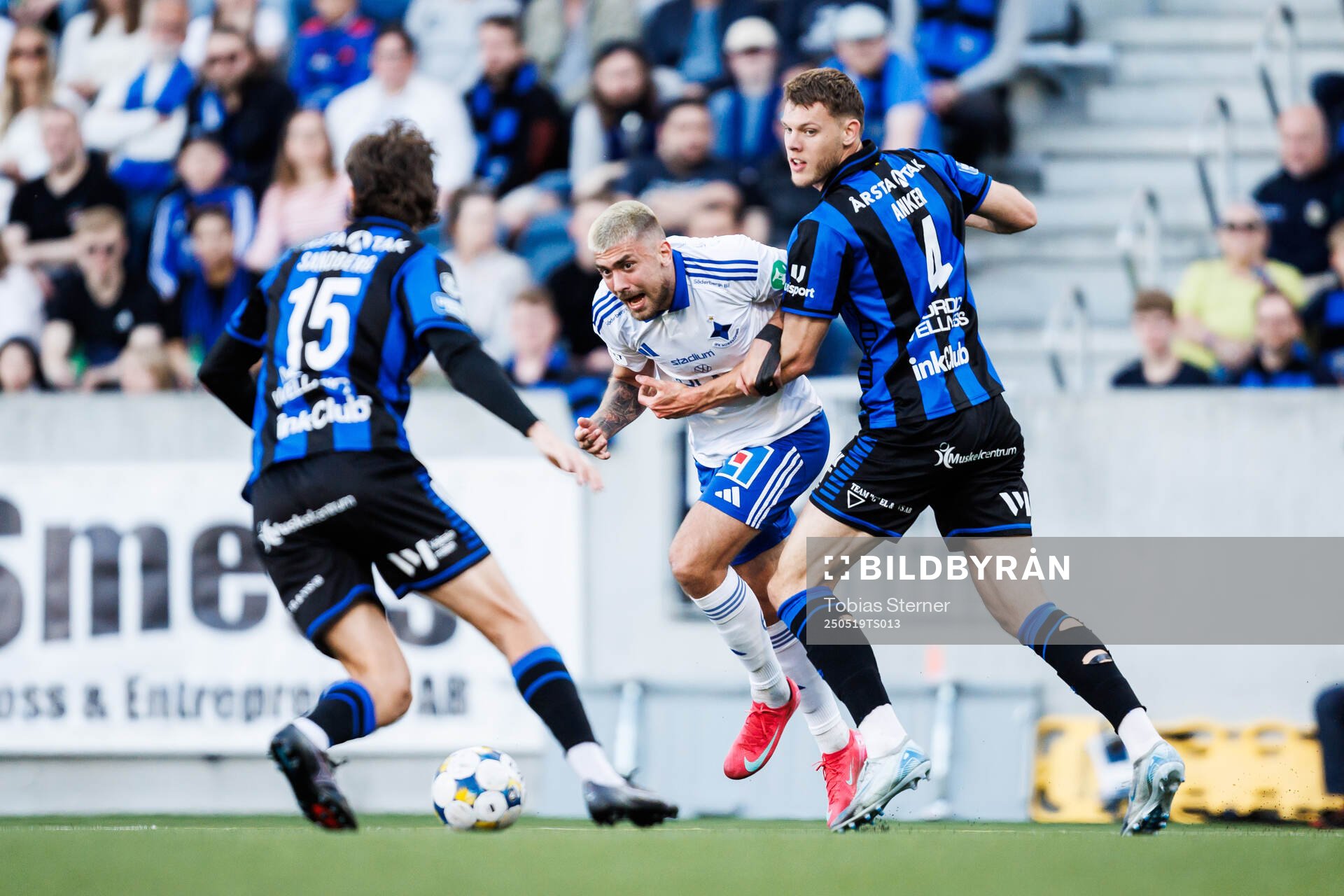 IFK Norrköpings Tim Prica och Sirius Tobias Anker under fotbollsmatchen i Allsvenskan mellan Sirius och IFK Norrköping den 19 maj 2025 i Uppsala.
