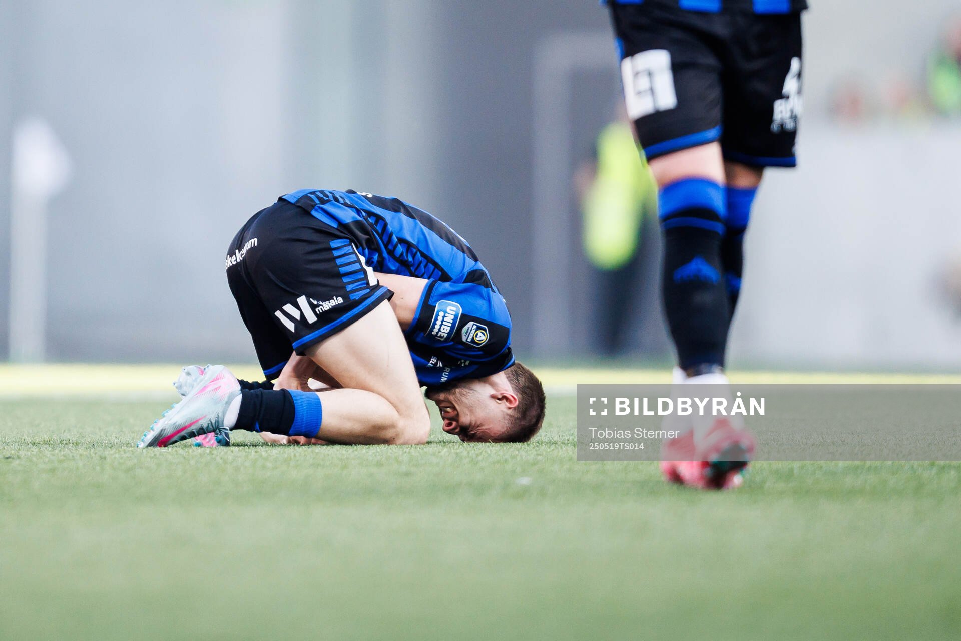 Sirius Melker Heier har ont under fotbollsmatchen i Allsvenskan mellan Sirius och IFK Norrköping den 19 maj 2025 i Uppsala. 