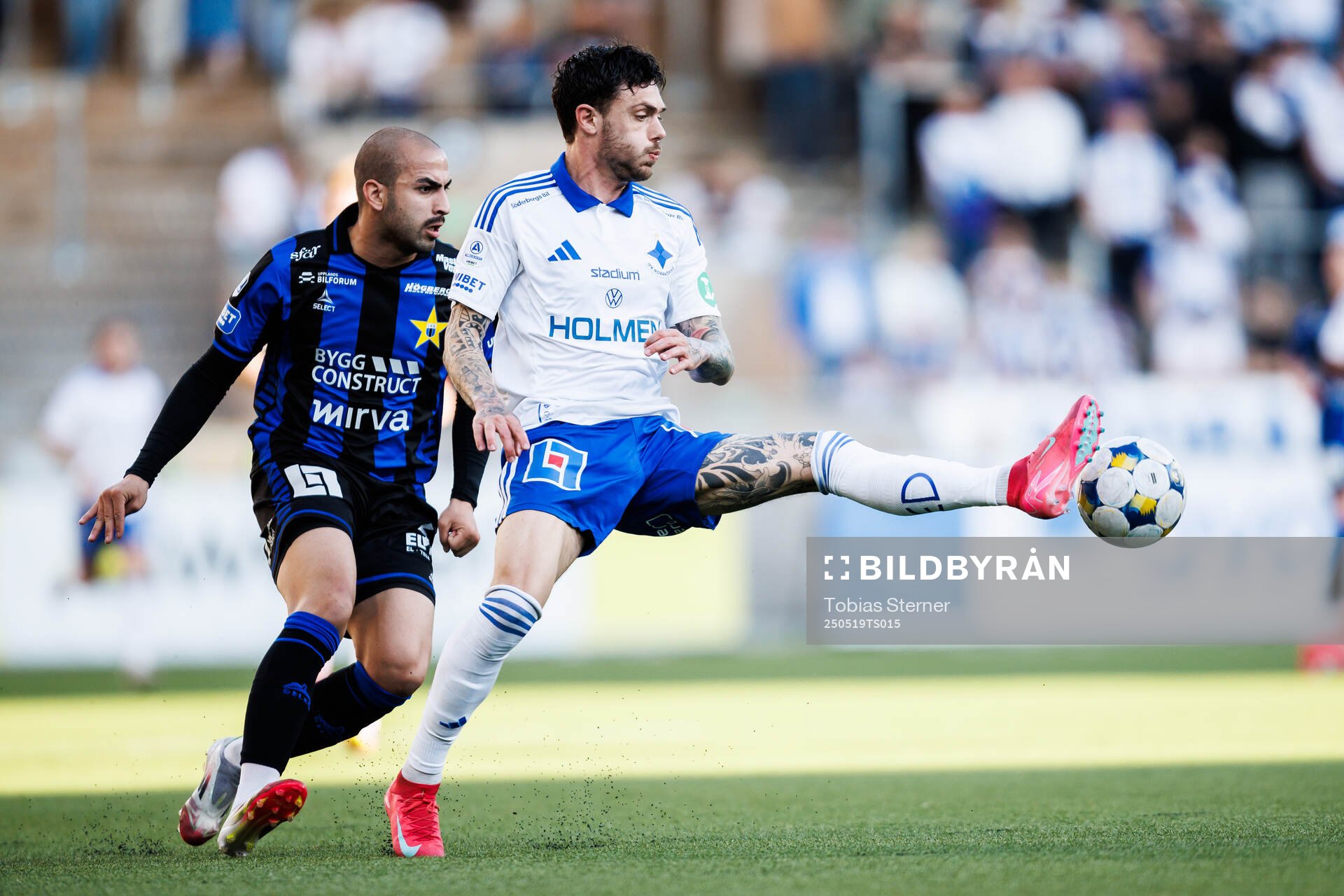 Sirius Saba Mamatsashvili och IFK Norrköpings David Moberg Karlsson under fotbollsmatchen i Allsvenskan mellan Sirius och IFK Norrköping den 19 maj 2025 i Uppsala.