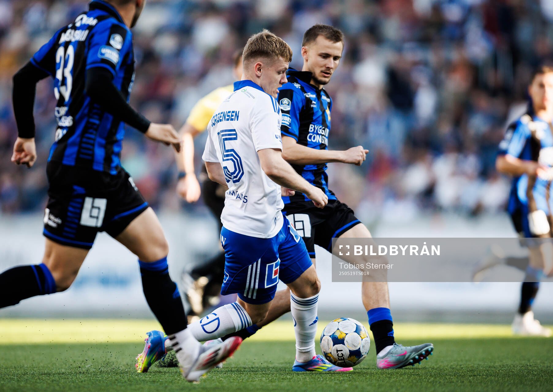 IFK Norrköpings Sebastian Vinther Jørgensen och Sirius Melker Heier under fotbollsmatchen i Allsvenskan mellan Sirius och IFK Norrköping den 19 maj 2025 i Uppsala.