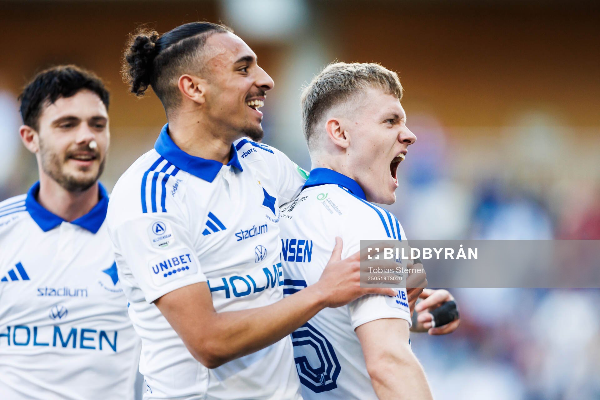 IFK Norrköpings Moutaz Neffati jublar med Sebastian Vinther Jørgensen efter 0-1 under fotbollsmatchen i Allsvenskan mellan Sirius och IFK Norrköping den 19 maj 2025 i Uppsala. 