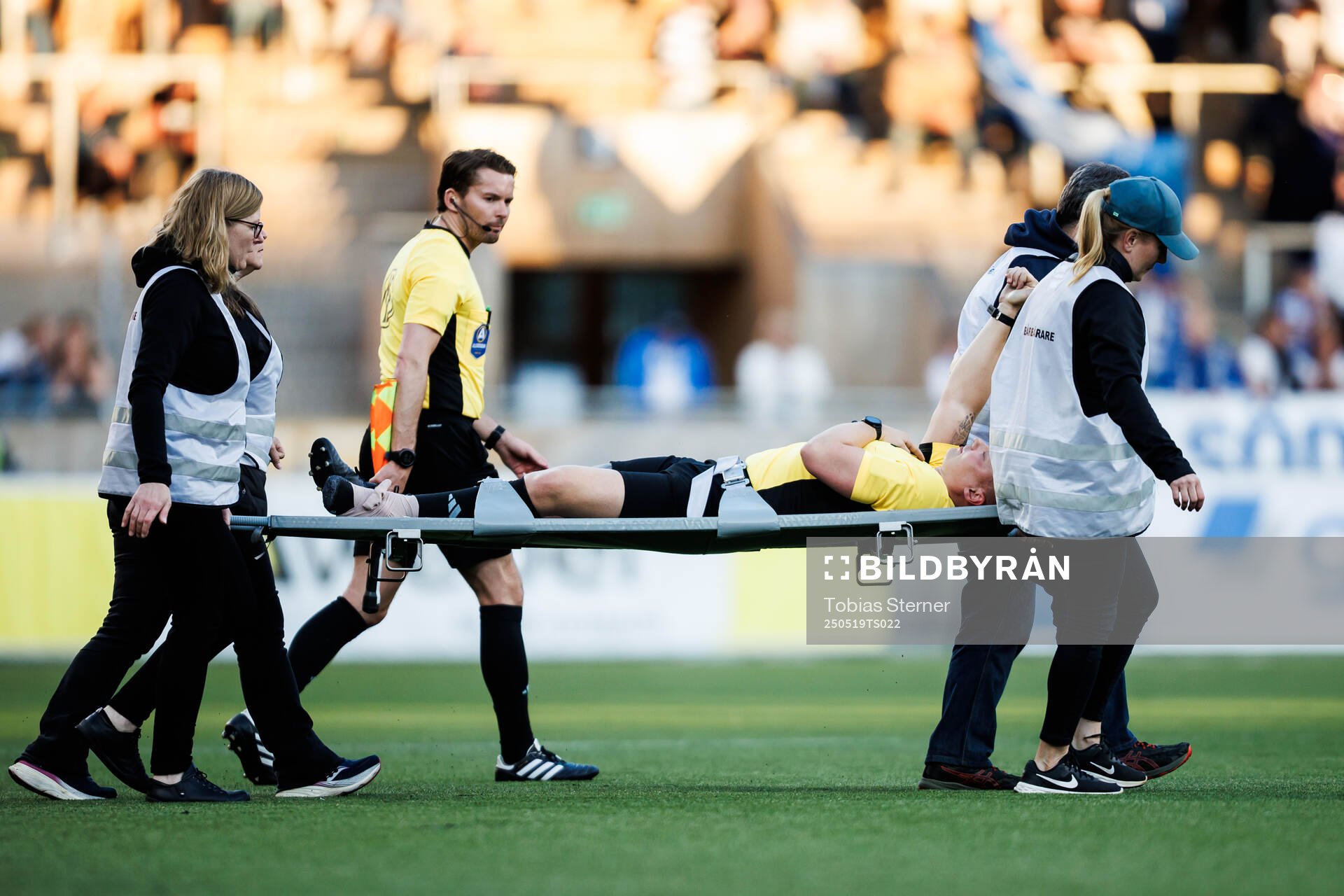 assisterande domare Anton Sjöberg bärs ut på bår efter skada under fotbollsmatchen i Allsvenskan mellan Sirius och IFK Norrköping den 19 maj 2025 i Uppsala.