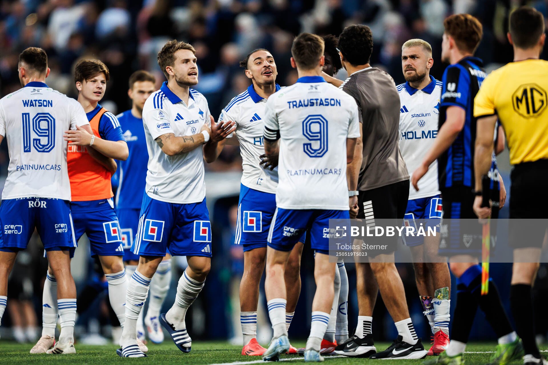 Irriterat mellan IFK Norrköpings Amadeus Sögaard och Moutaz Neffati samt Sirius målvaktstränare Karim Fegrouch efter fotbollsmatchen i Allsvenskan mellan Sirius och IFK Norrköping den 19 maj 2025 i Uppsala.