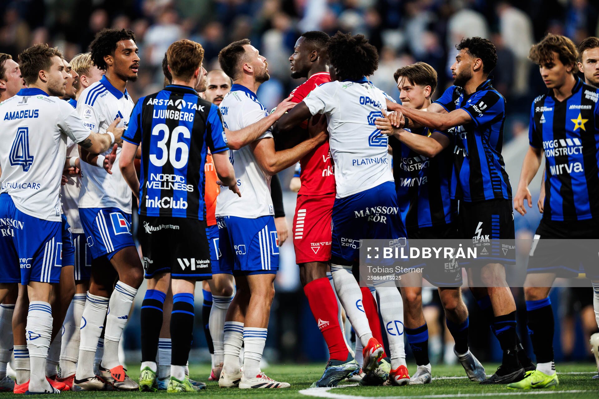 Irriterat mellan IFK Norrköpings Max Watson och Sirius målvakt Ismael Diawara efter fotbollsmatchen i Allsvenskan mellan Sirius och IFK Norrköping den 19 maj 2025 i Uppsala.