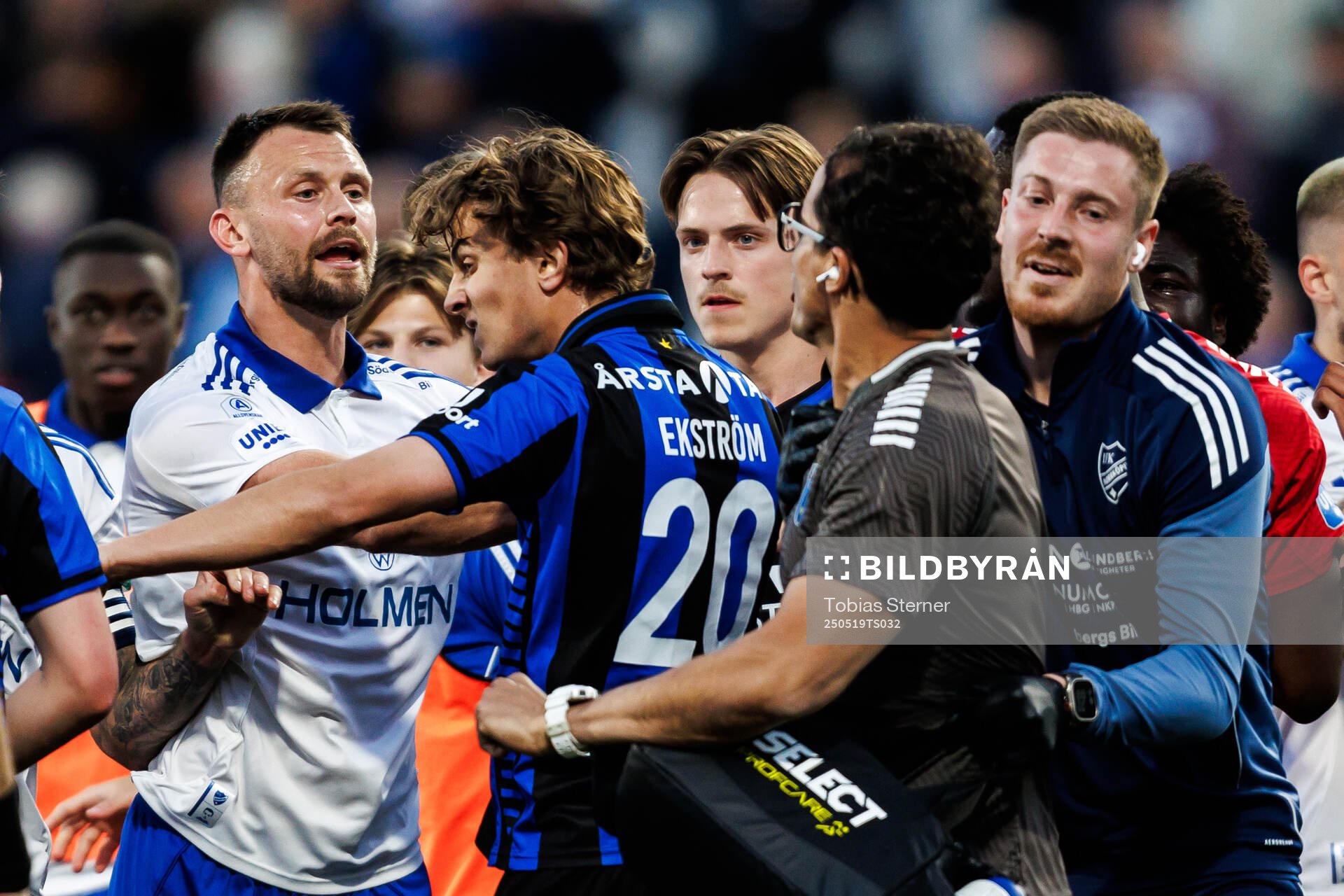 IFK Norrköpings Max Watson och Sirius målvaktstränare Karim Fegrouch under fotbollsmatchen i Allsvenskan mellan Sirius och IFK Norrköping den 19 maj 2025 i Uppsala.