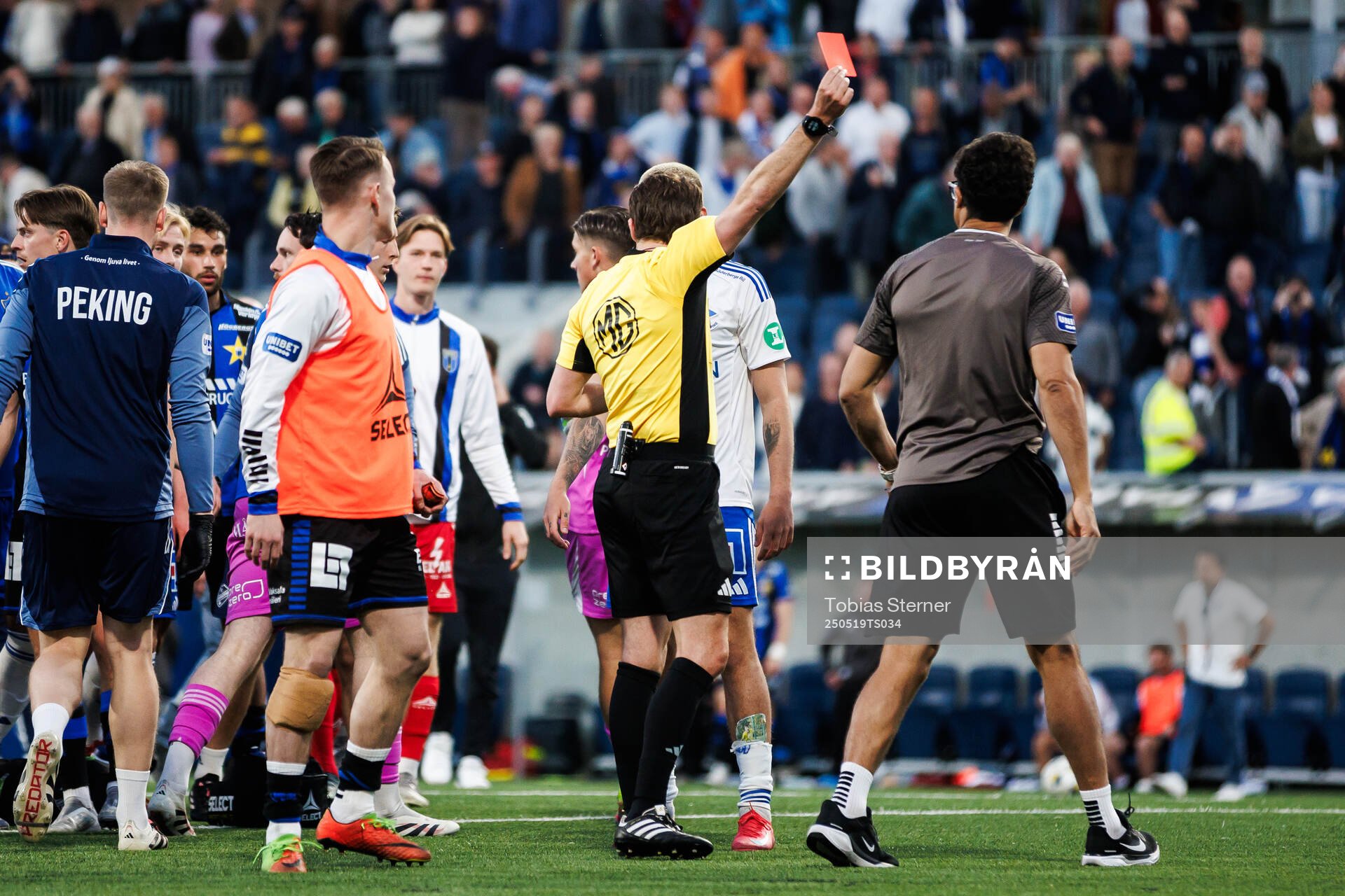 Sirius målvaktstränare Karim Fegrouch får rött kort efter fotbollsmatchen i Allsvenskan mellan Sirius och IFK Norrköping den 19 maj 2025 i Uppsala.