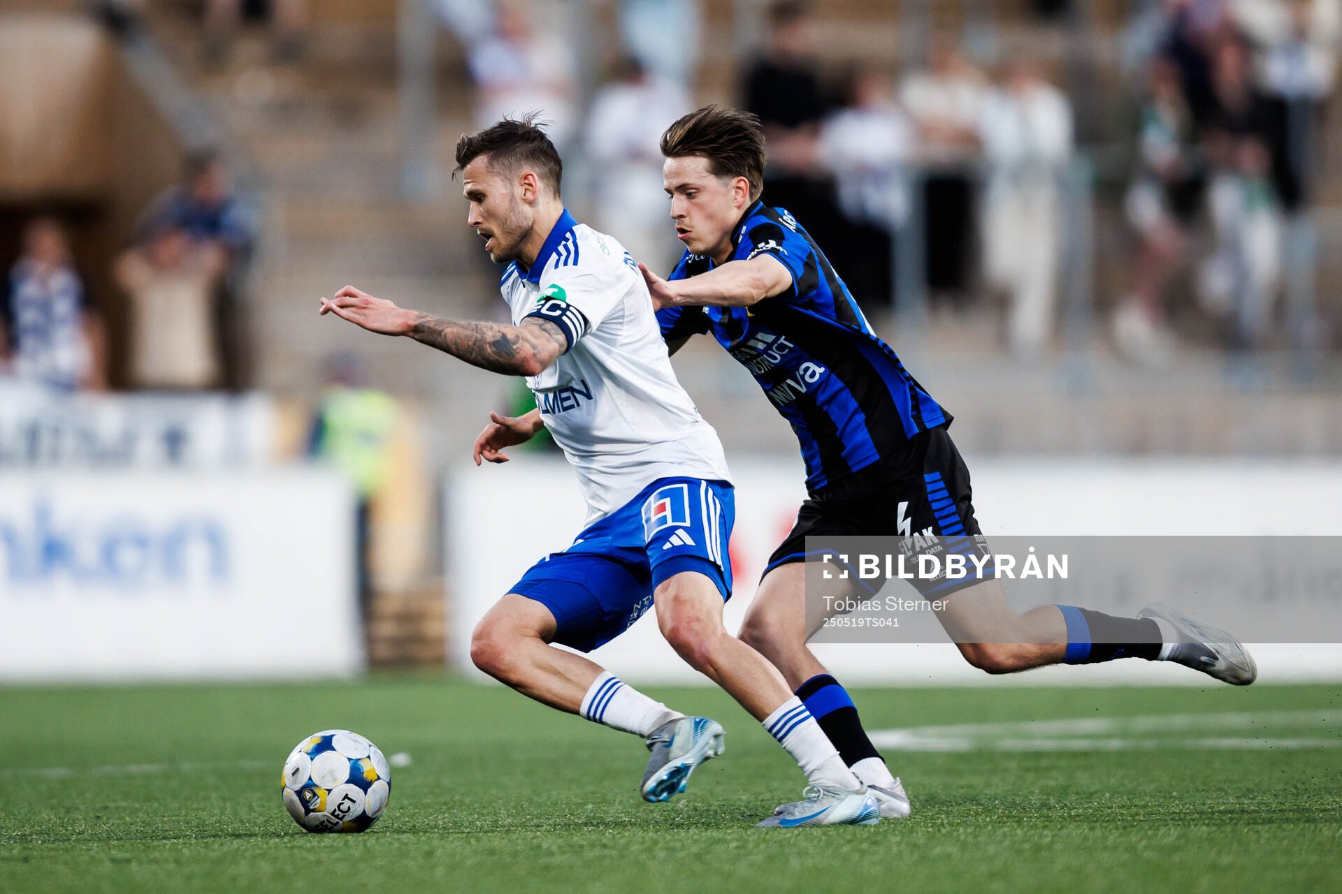 IFK Norrköpings Arnor Traustason och Sirius Adam Vikman under fotbollsmatchen i Allsvenskan mellan Sirius och IFK Norrköping den 19 maj 2025 i Uppsala.