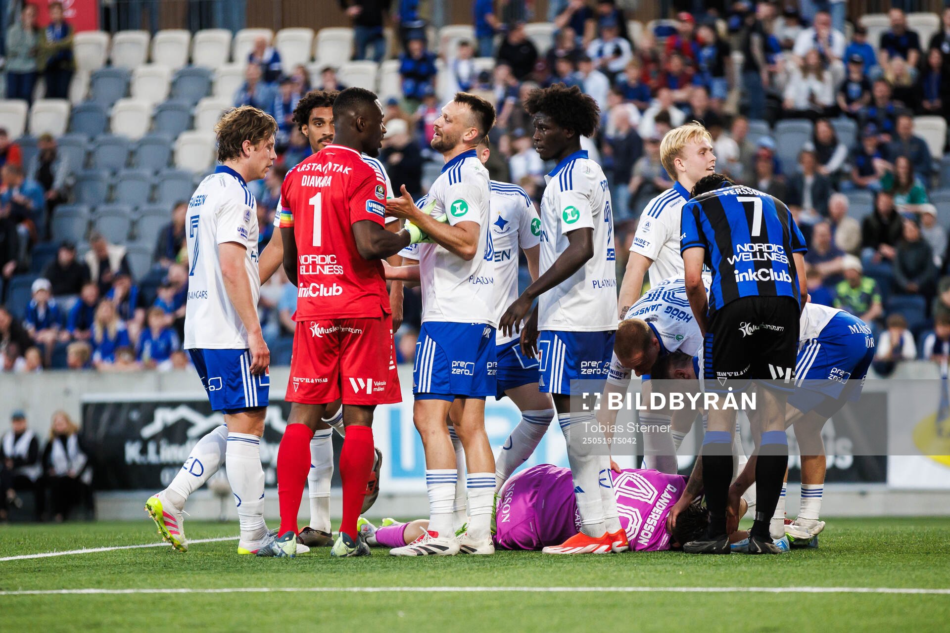 Sirius målvakt Ismael Diawara och IFK Norrköpings Max Watson under fotbollsmatchen i Allsvenskan mellan Sirius och IFK Norrköping den 19 maj 2025 i Uppsala.
