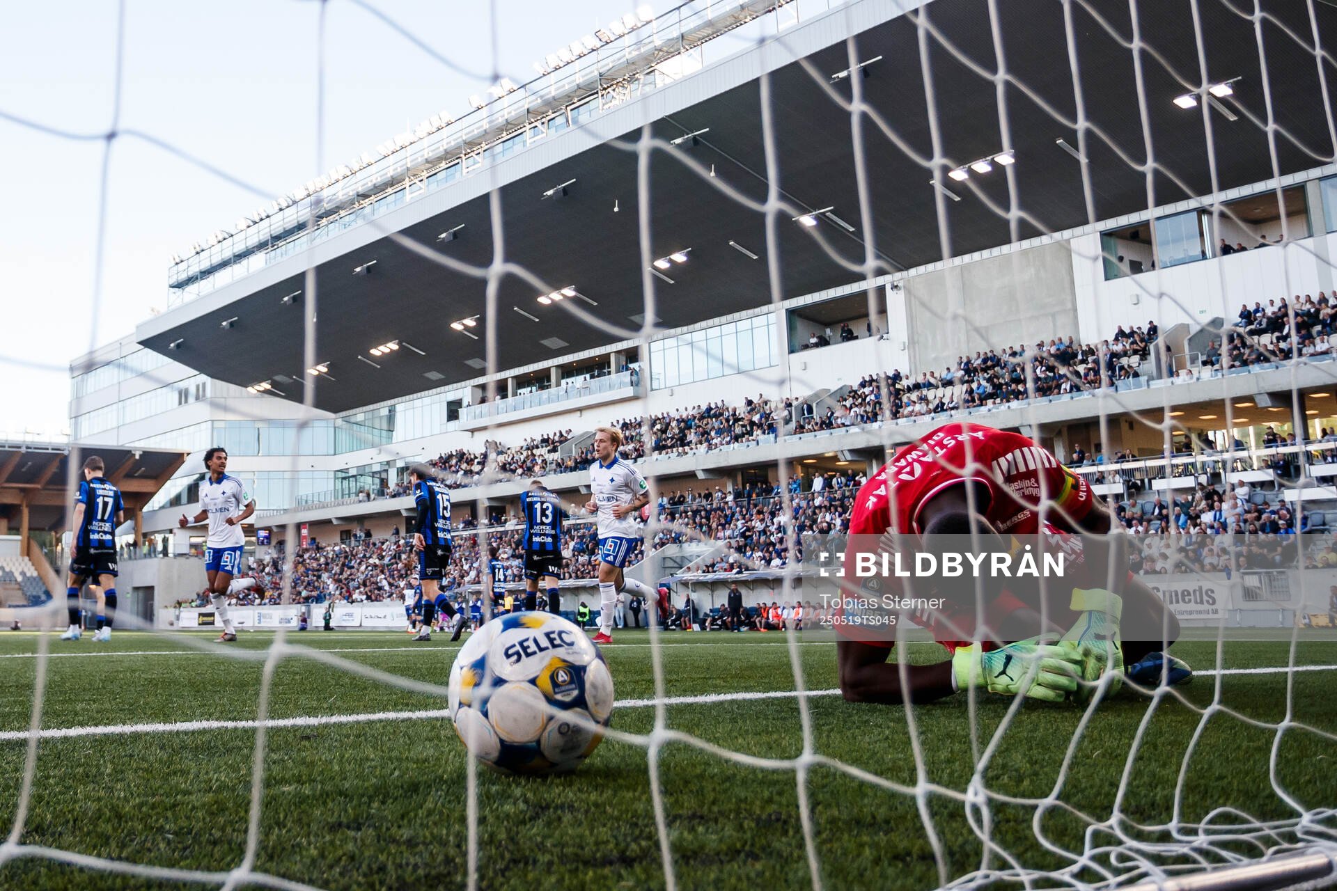 Sirius målvakt Ismael Diawara deppar