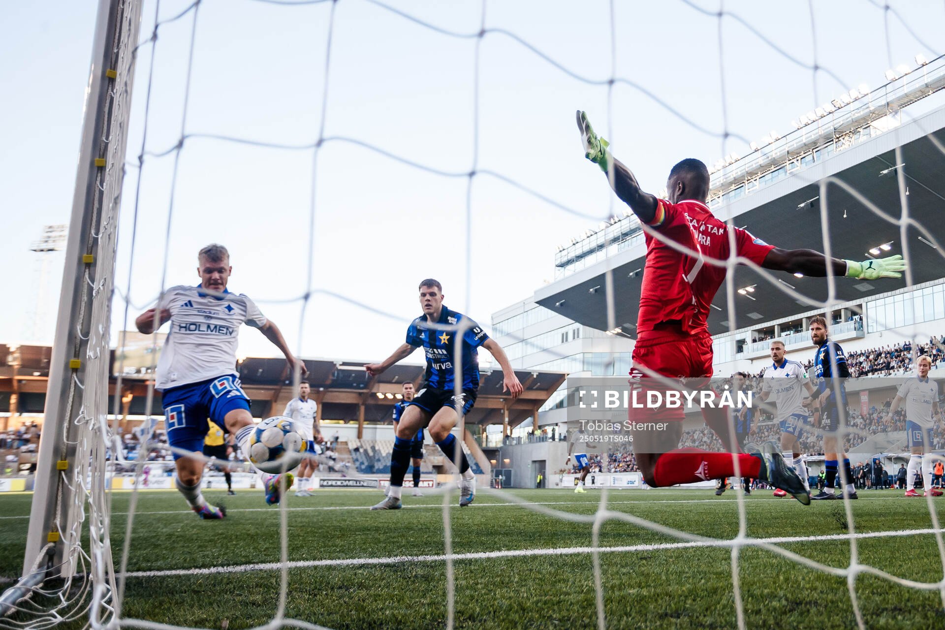 IFK Norrköpings Sebastian Vinther Jørgensen gör 1-2 på Sirius målvakt Ismael Diawara under fotbollsmatchen i Allsvenskan mellan Sirius och IFK Norrköping den 19 maj 2025 i Uppsala.