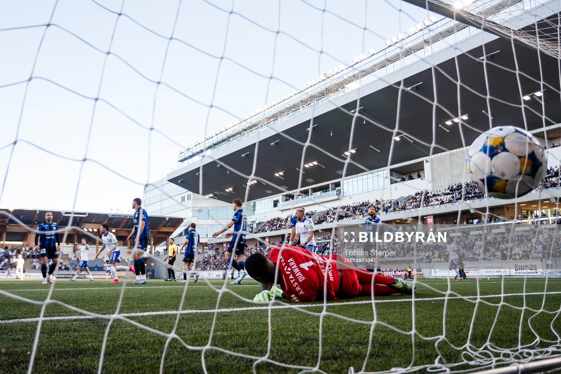 Sirius målvakt Ismael Diawara släpper in 0-1 av IFK Norrköpings Sebastian Vinther Jørgensen under fotbollsmatchen i Allsvenskan mellan Sirius och IFK Norrköping den 19 maj 2025 i Uppsala.