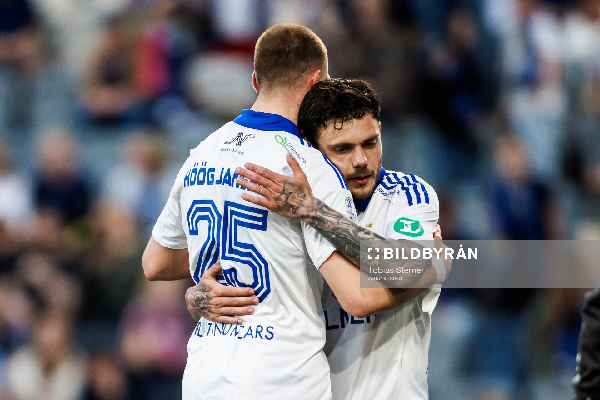 IFK Norrköpings Kevin Höög Jansson och David Moberg Karlsson jublar under fotbollsmatchen i Allsvenskan mellan Sirius och IFK Norrköping den 19 maj 2025 i Uppsala.