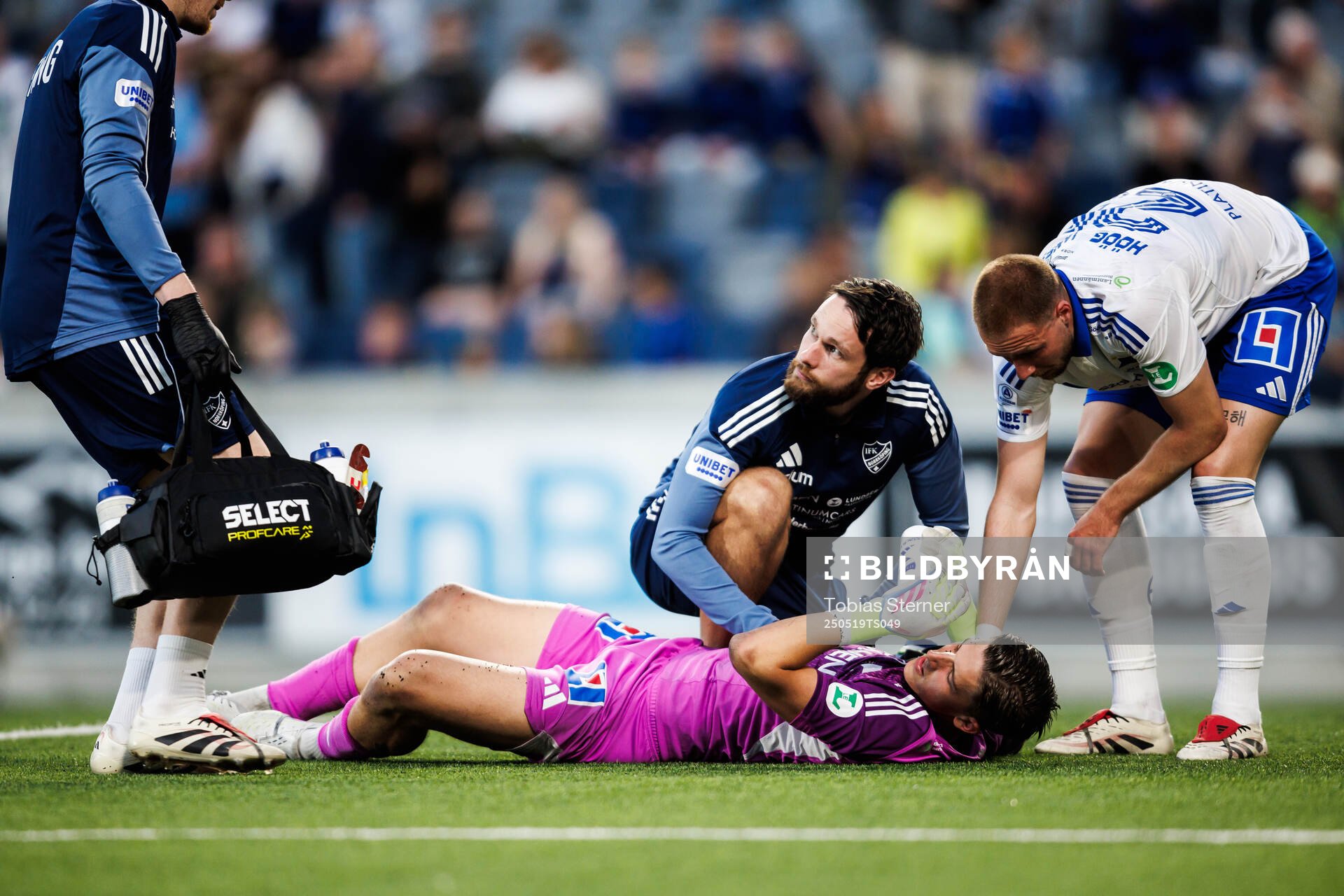 IFK Norrköpings målvakt David Andersson får vård under fotbollsmatchen i Allsvenskan mellan Sirius och IFK Norrköping den 19 maj 2025 i Uppsala.