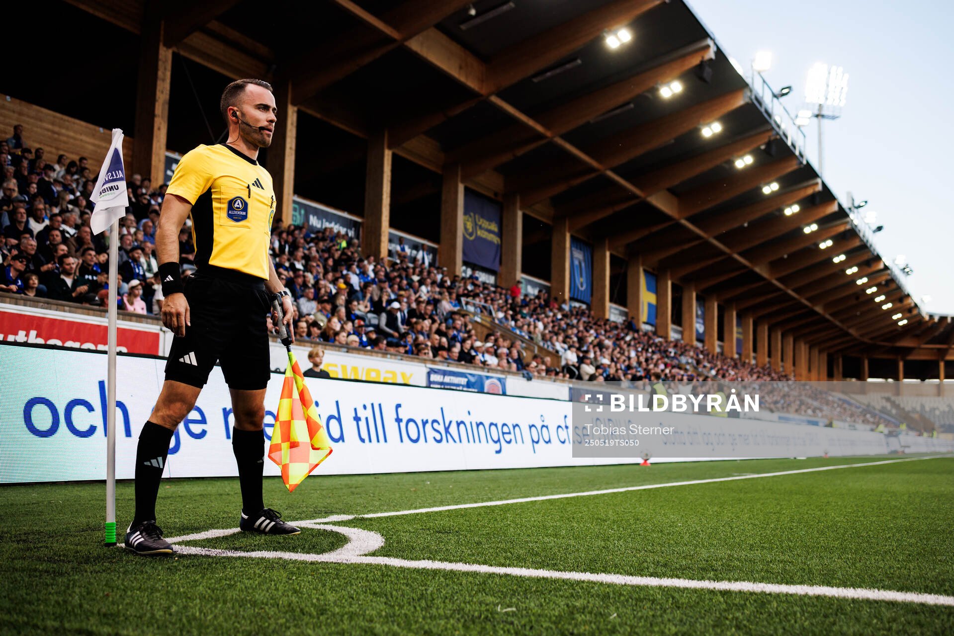 Assisterande domare Jasmin Svraka under fotbollsmatchen i Allsvenskan mellan Sirius och IFK Norrköping den 19 maj 2025 i Uppsala. 