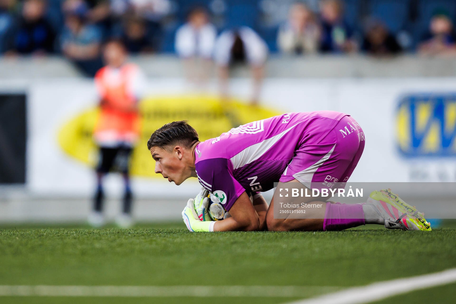 IFK Norrköpings målvakt David Andersson under fotbollsmatchen i Allsvenskan mellan Sirius och IFK Norrköping den 19 maj 2025 i Uppsala.