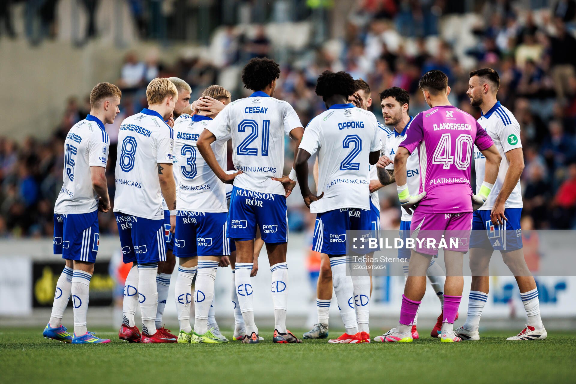 IFK Norrköpings David Moberg Karlsson med lagkamrater under fotbollsmatchen i Allsvenskan mellan Sirius och IFK Norrköping den 19 maj 2025 i Uppsala.