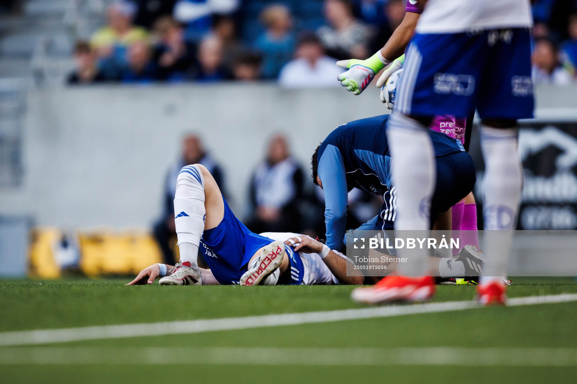 IFK Norrköpings Amadeus Sögaard får vård under fotbollsmatchen i Allsvenskan mellan Sirius och IFK Norrköping den 19 maj 2025 i Uppsala. 