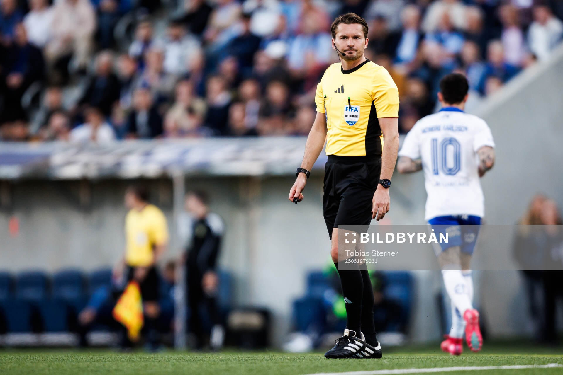 Domare Joakim Östling under fotbollsmatchen i Allsvenskan mellan Sirius och IFK Norrköping den 19 maj 2025 i Uppsala. 