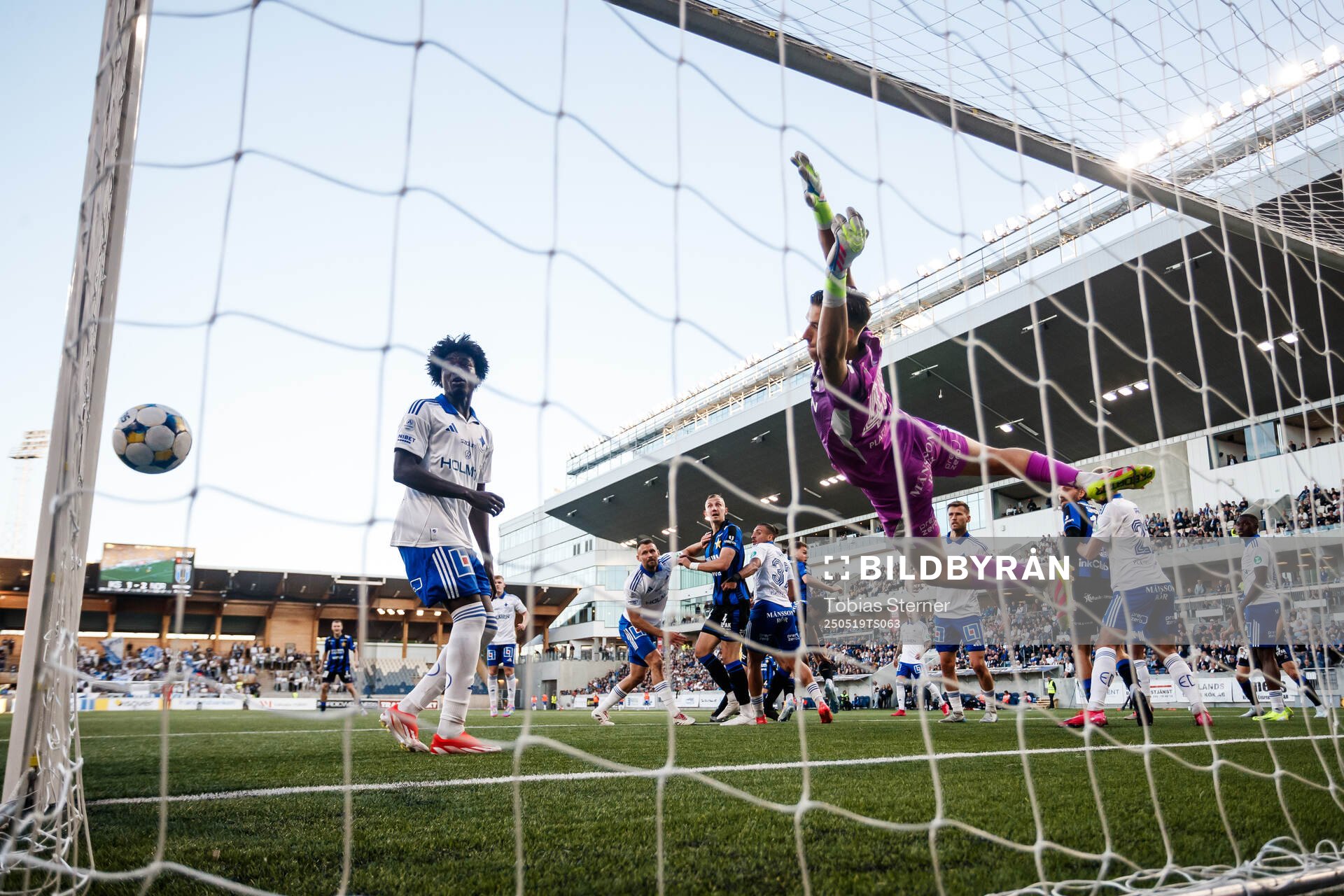 IFK Norrköpings målvakt David Andersson under fotbollsmatchen i Allsvenskan mellan Sirius och IFK Norrköping den 19 maj 2025 i Uppsala.