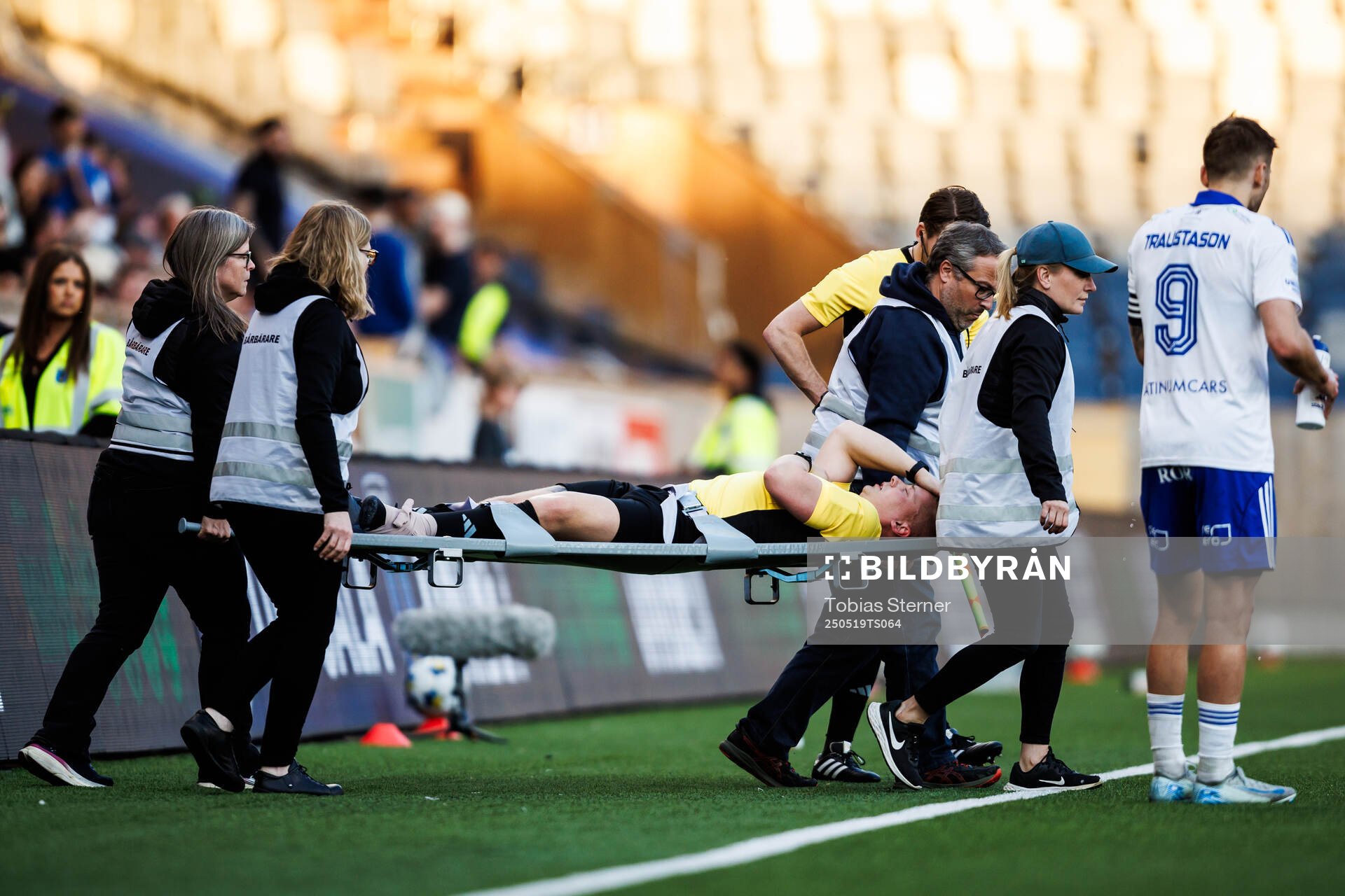 Assisterade domare Anton Sjöberg lämnar planen med skada under fotbollsmatchen i Allsvenskan mellan Sirius och IFK Norrköping den 19 maj 2025 i Uppsala.