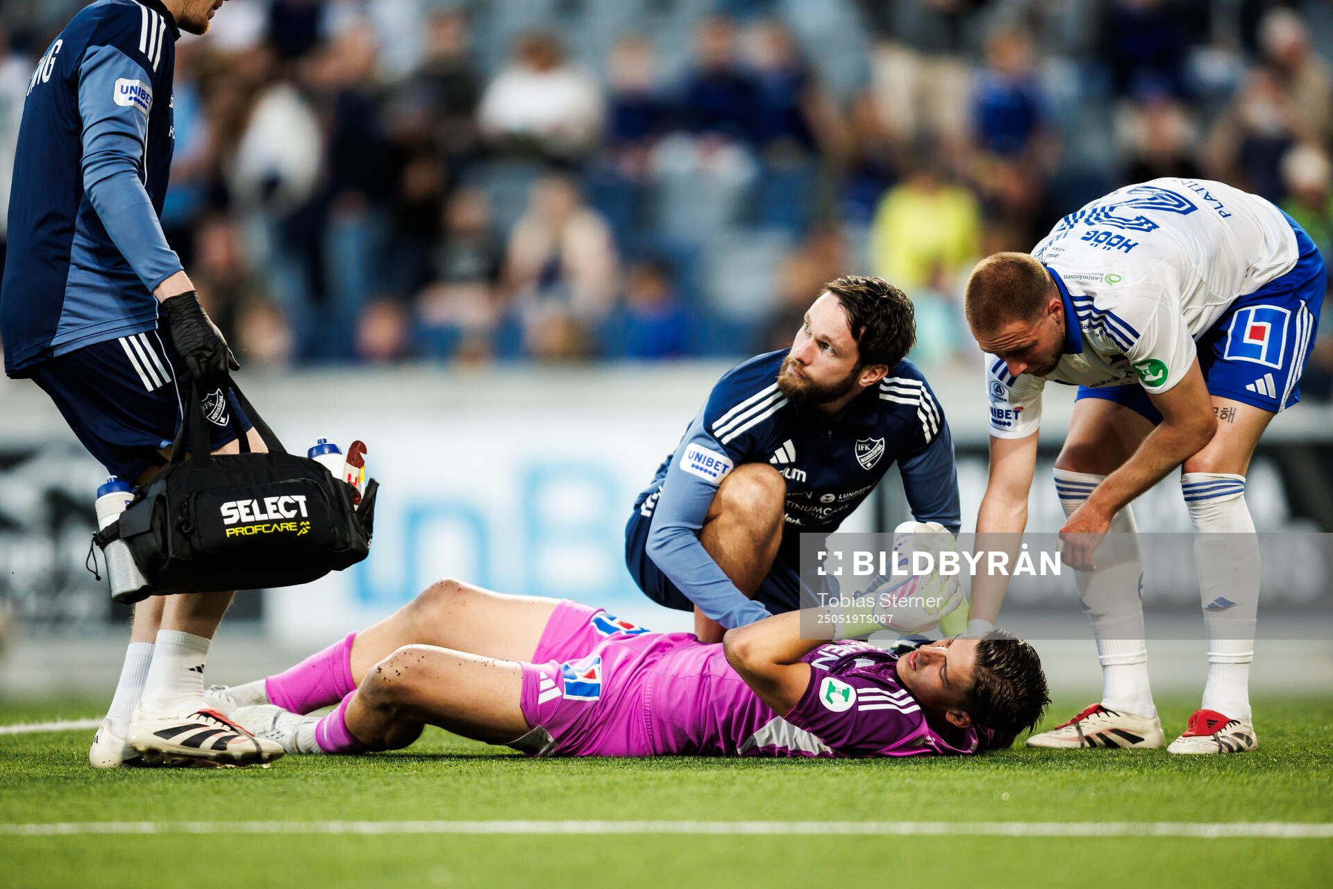 IFK Norrköpings målvakt David Andersson får vård under fotbollsmatchen i Allsvenskan mellan Sirius och IFK Norrköping den 19 maj 2025 i Uppsala.