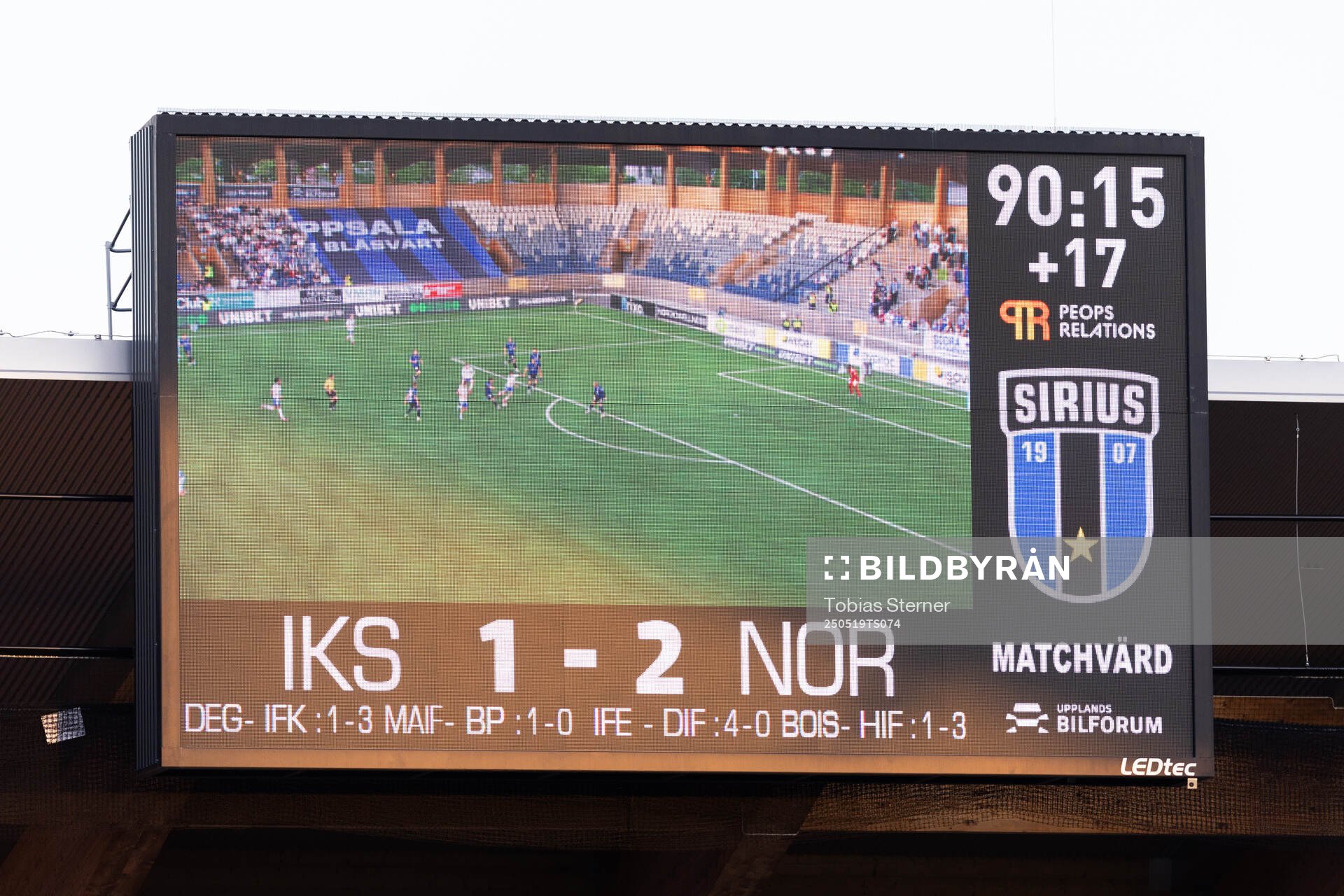 En skärm visar 17 minuters tilläggstid under fotbollsmatchen i Allsvenskan mellan Sirius och IFK Norrköping den 19 maj 2025 i Uppsala.