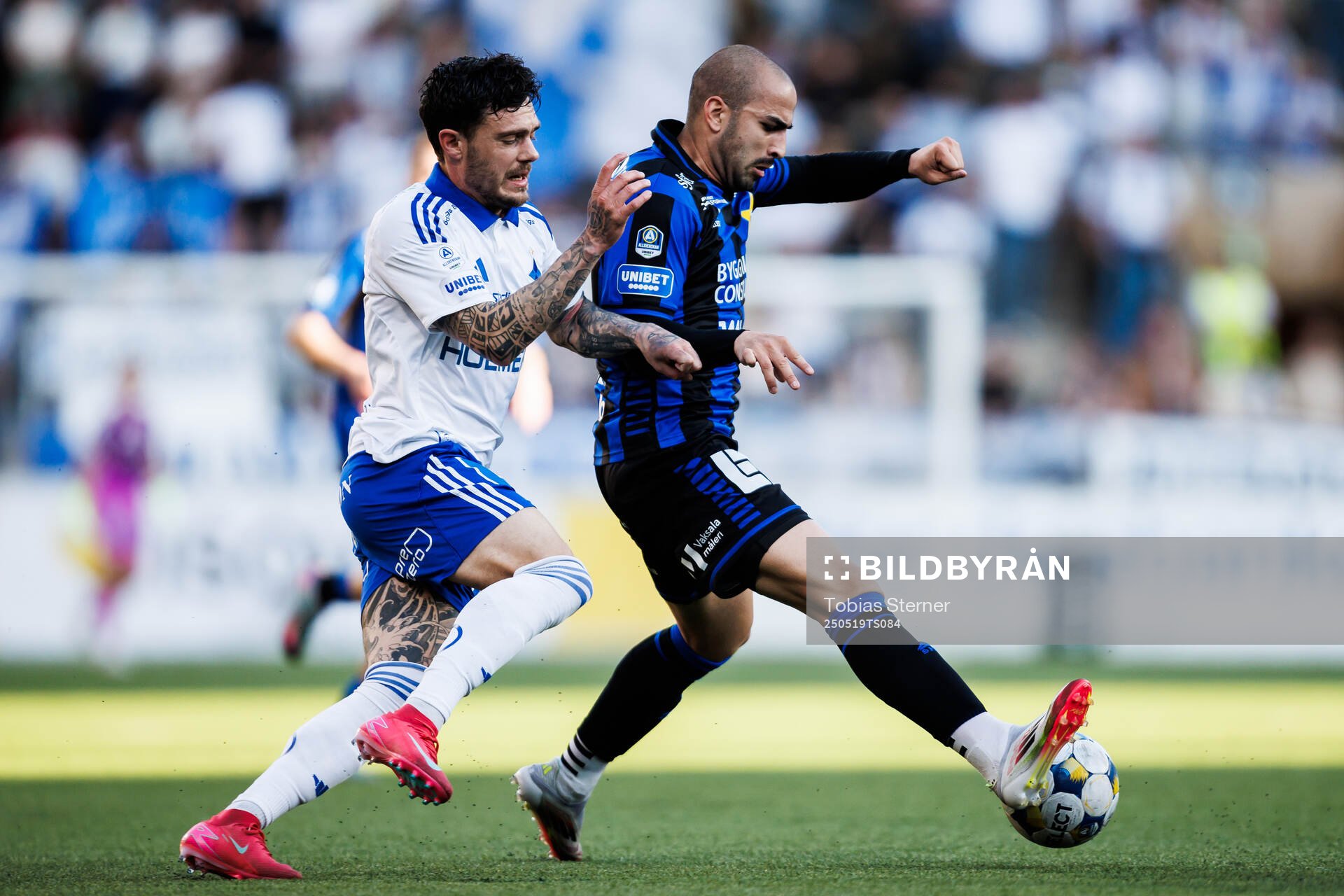 IFK Norrköpings David Moberg Karlsson och Sirius Saba Mamatsashvili under fotbollsmatchen i Allsvenskan mellan Sirius och IFK Norrköping den 19 maj 2025 i Uppsala.