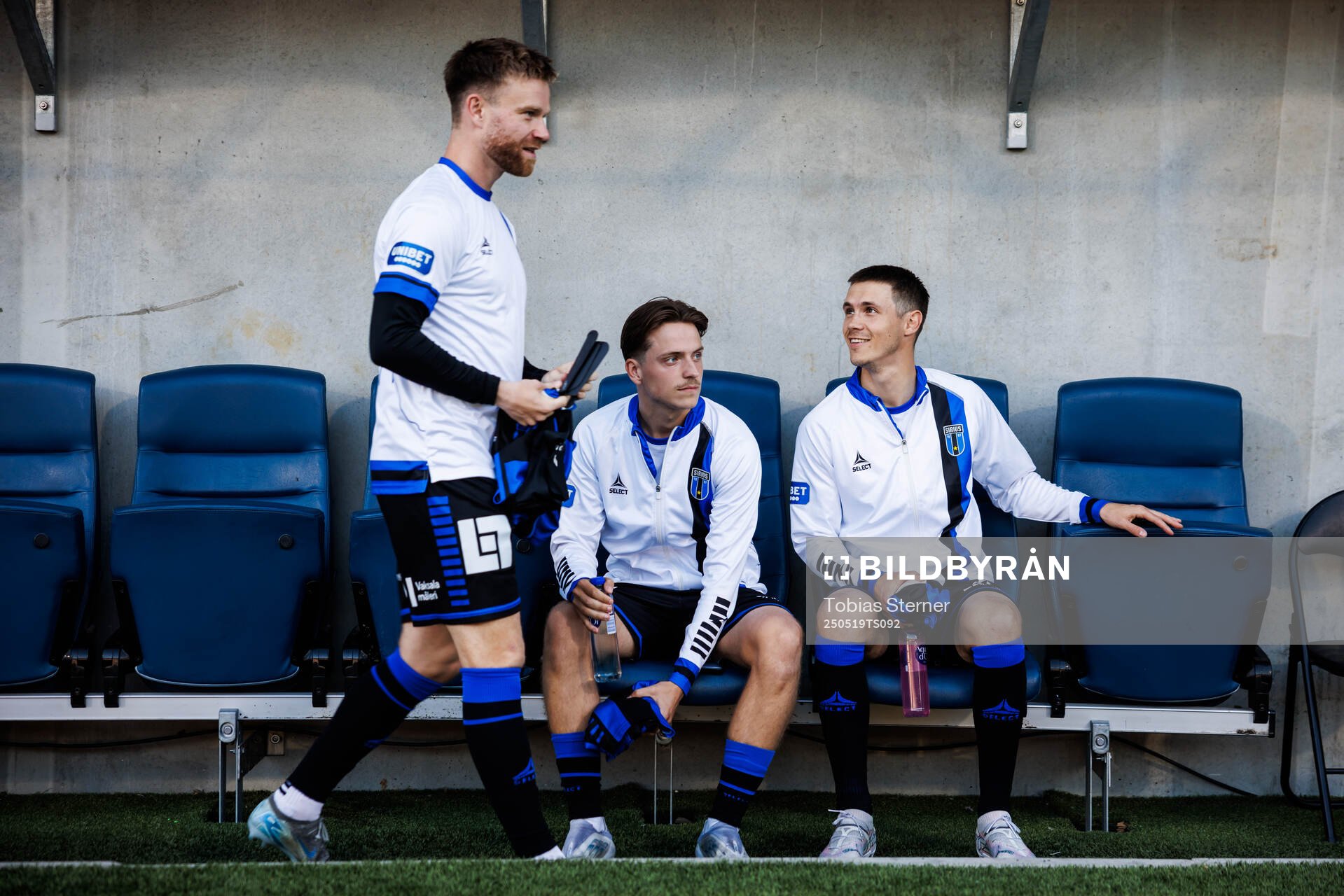 Sirius Dennis Widgren, Adam Vikman och Tobias Carlsson inför fotbollsmatchen i Allsvenskan mellan Sirius och IFK Norrköping den 19 maj 2025 i Uppsala.