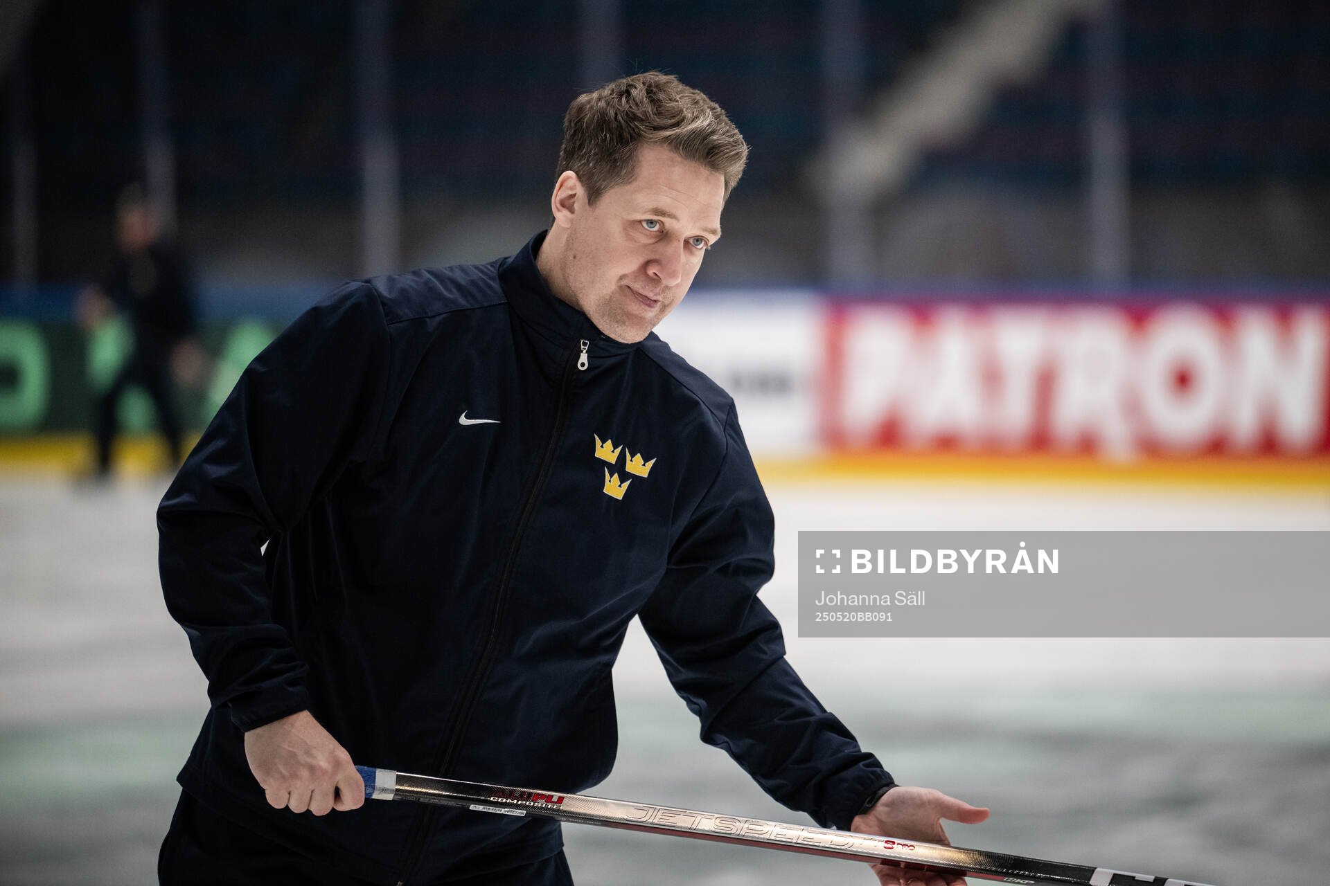 coach Sam Hallam of Sweden at a practice session