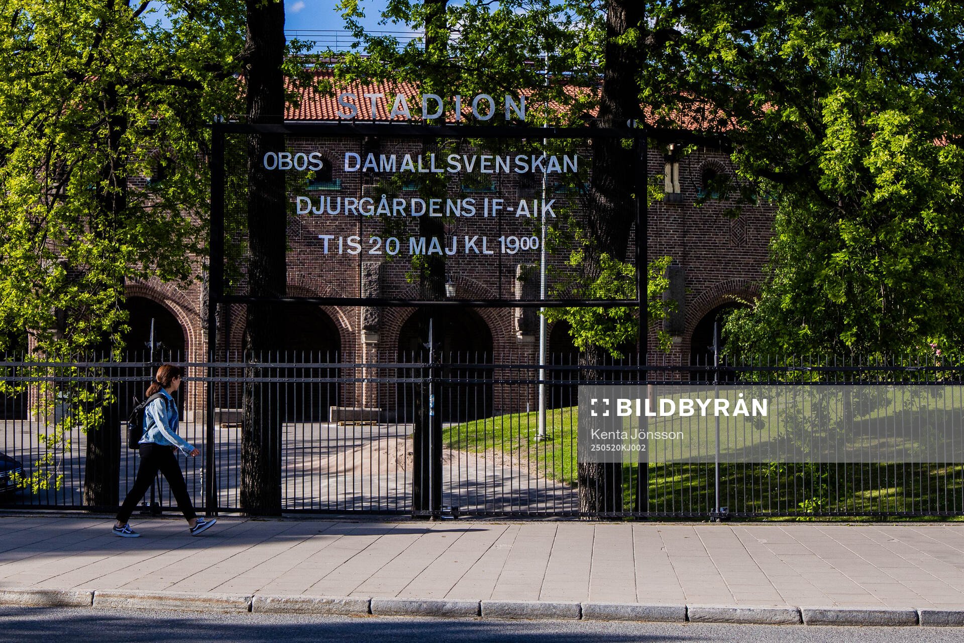 En skylt utanför Stockholms Stadion annonser om dagens match inför fotbollsmatchen i Damallsvenskan mellan Djurgården och AIK den 20 maj 2025 i Stockholm.