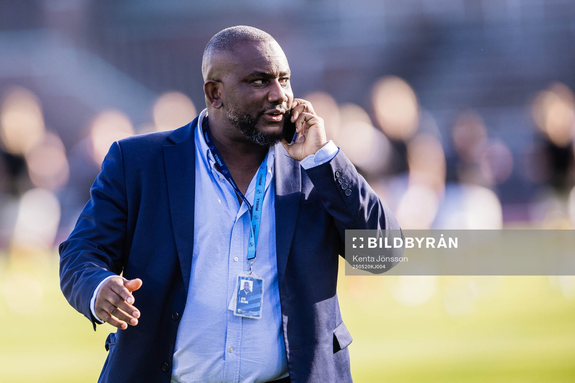 Djurgårdens sportchef Jean Balawo inför fotbollsmatchen i Damallsvenskan mellan Djurgården och AIK den 20 maj 2025 i Stockholm. 