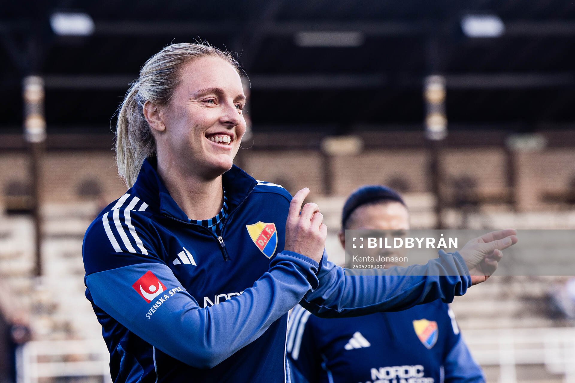 Djurgårdens Mimmi Larsson under uppvärmningen inför fotbollsmatchen i Damallsvenskan mellan Djurgården och AIK den 20 maj 2025 i Stockholm.