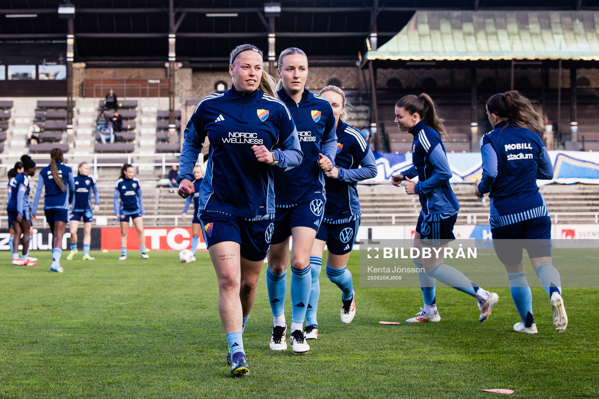 Djurgårdens Therese Åsland under uppvärmningen inför fotbollsmatchen i Damallsvenskan mellan Djurgården och AIK den 20 maj 2025 i Stockholm.