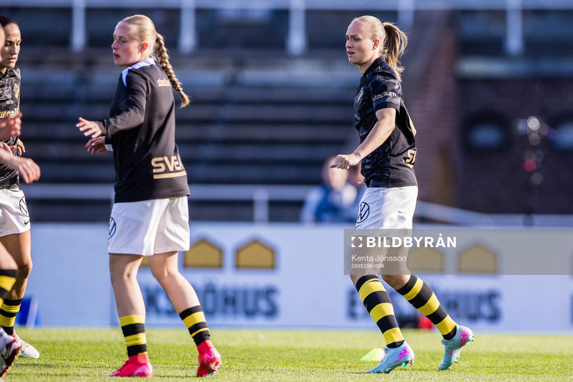 AIKs Matilda Plan under uppvärmningen inför fotbollsmatchen i Damallsvenskan mellan Djurgården och AIK den 20 maj 2025 i Stockholm. 