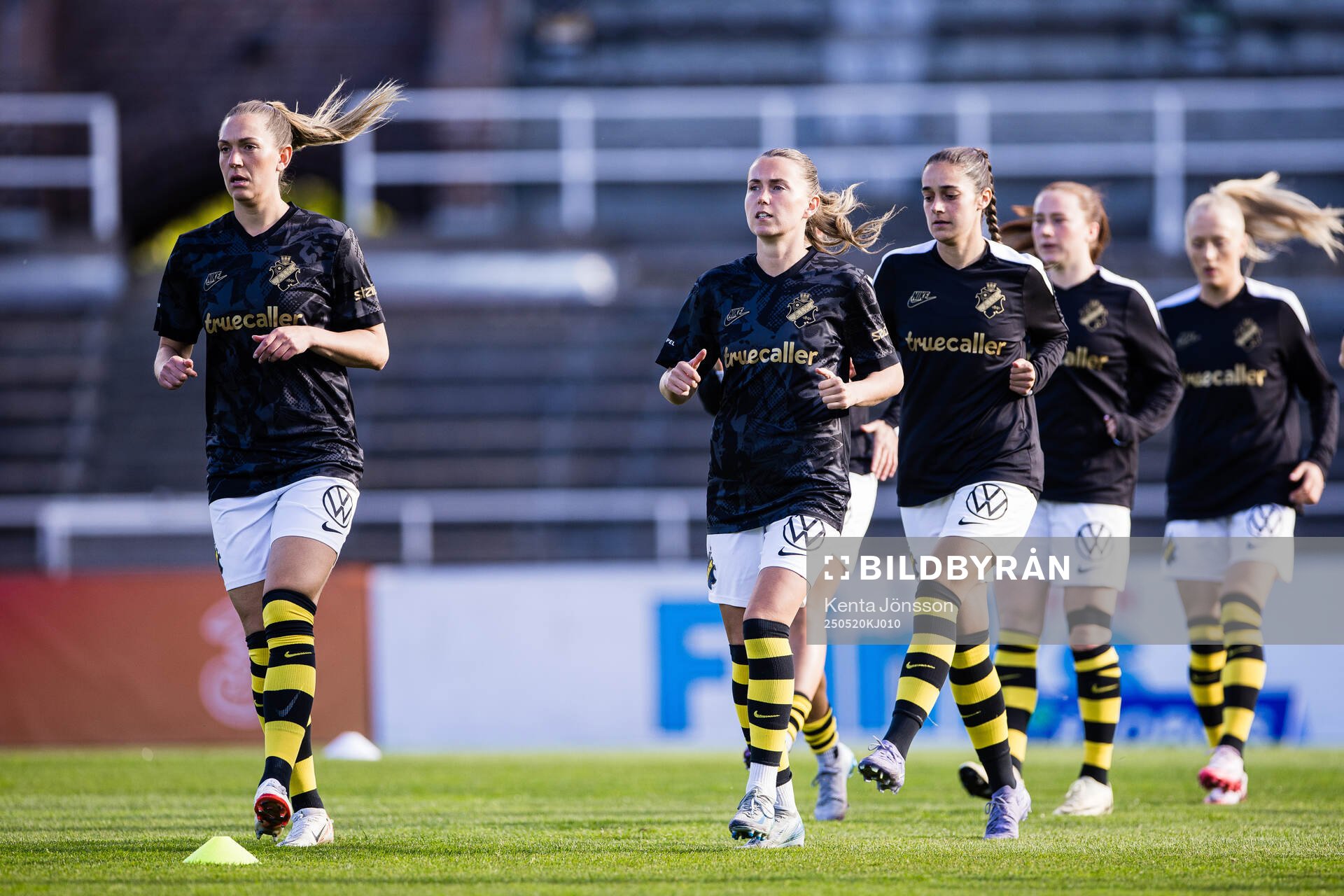 AIKs Jennie Nordin och Adelisa Grabus under fotbollsmatchen i Damallsvenskan mellan Djurgården och AIK den 20 maj 2025 i Stockholm. 